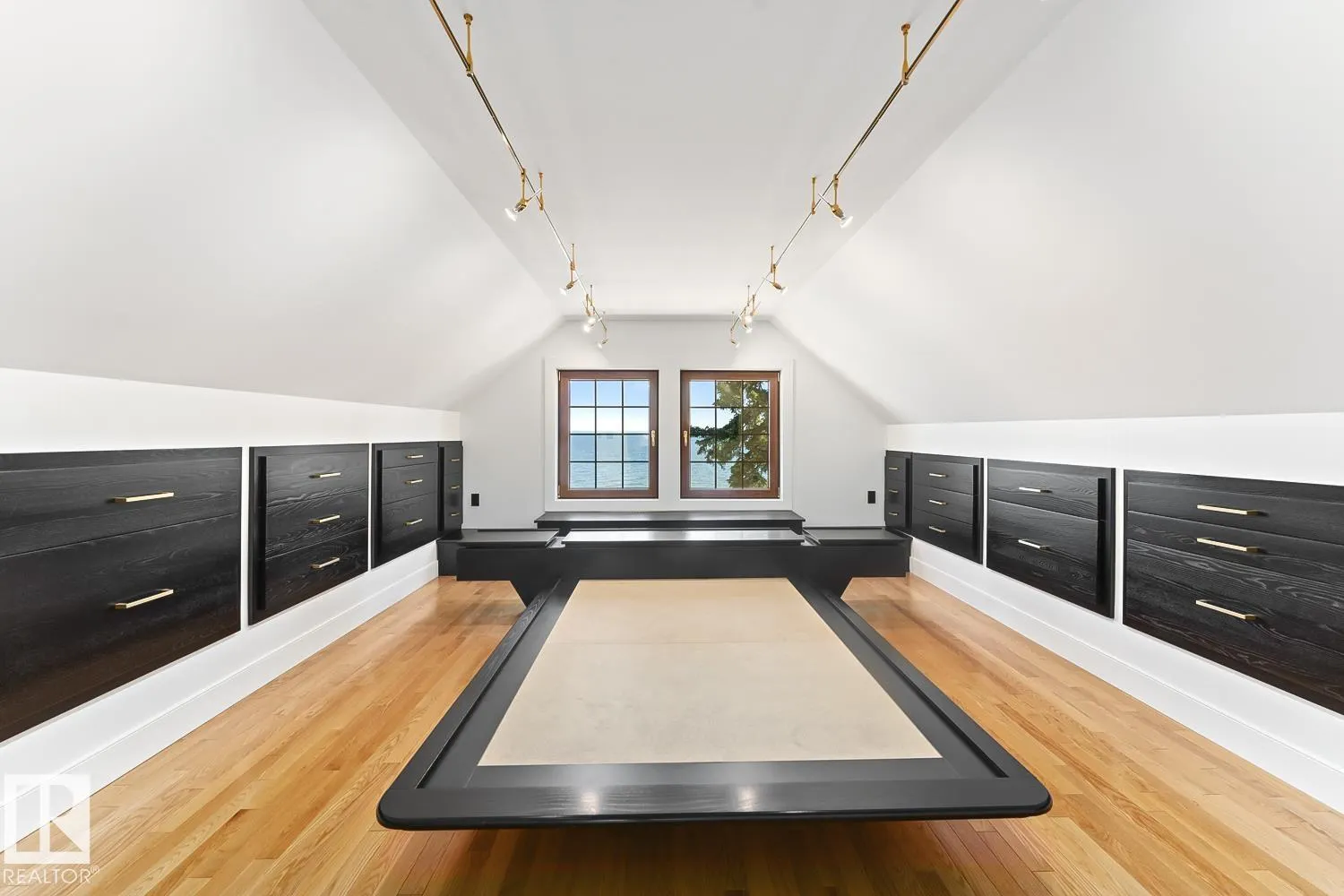 305 LAKESHORE Drive