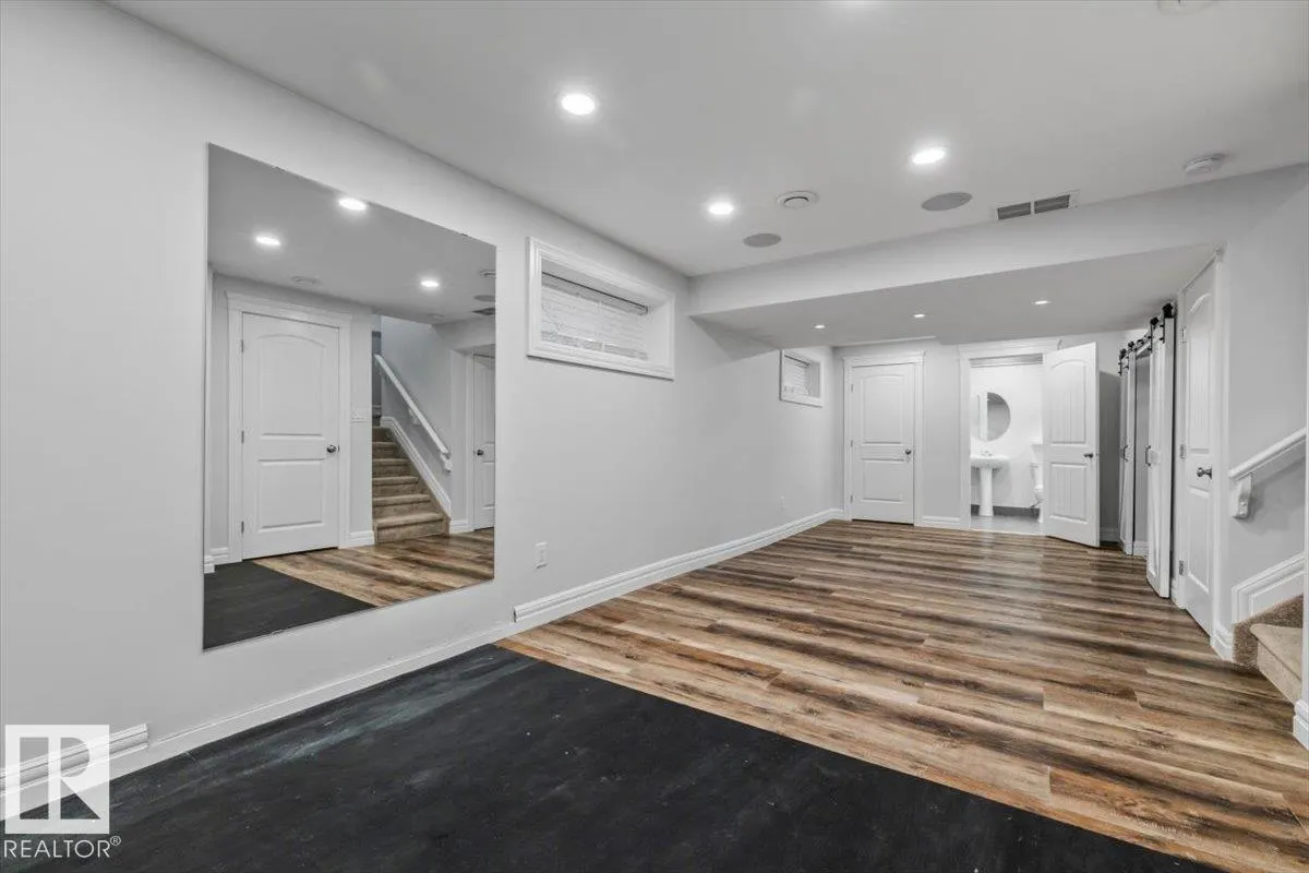 26 VIVIAN Way