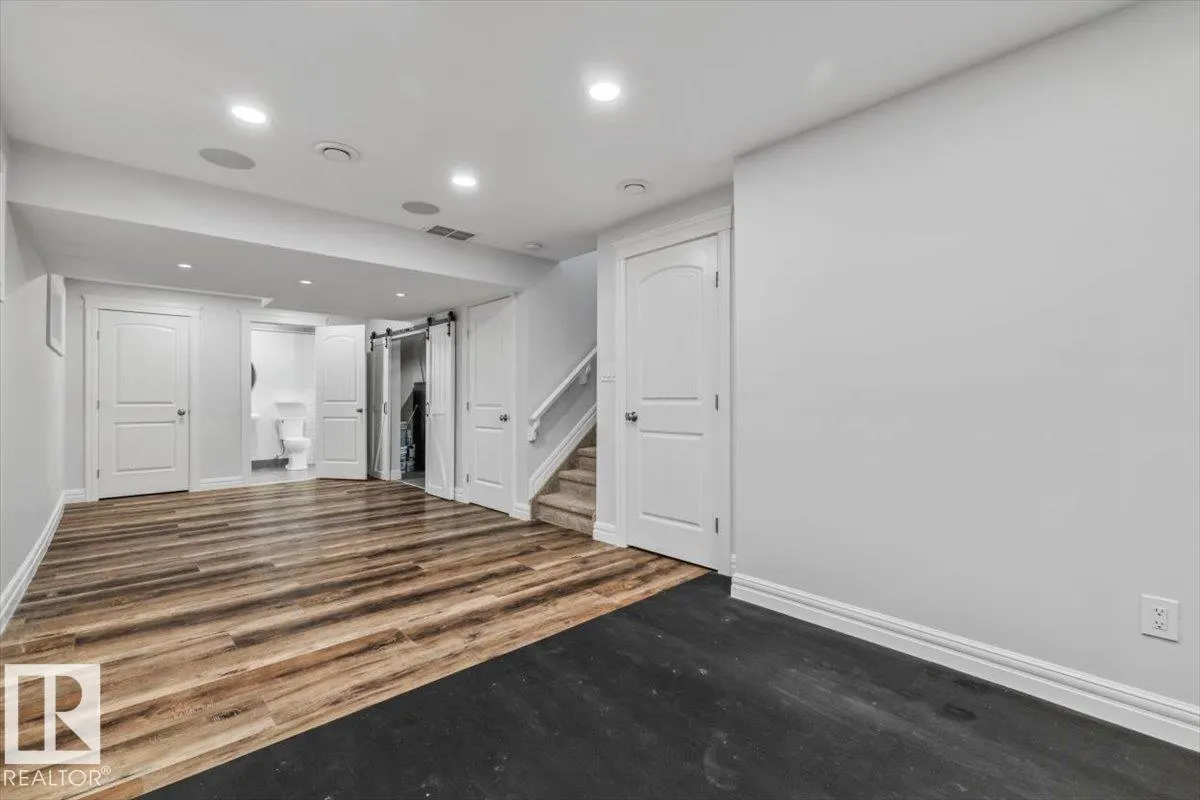 26 VIVIAN Way