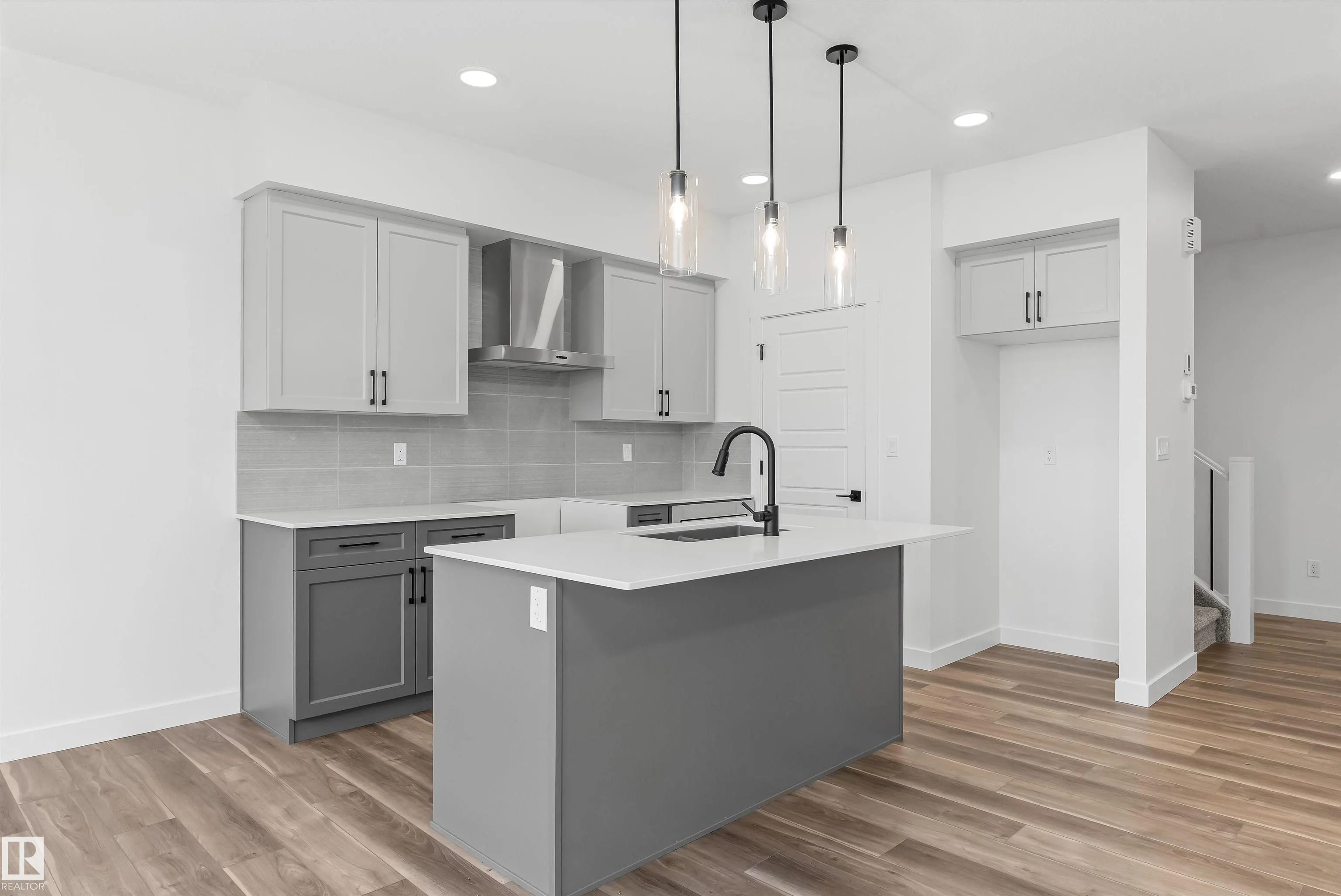 54 EMERSON Landing