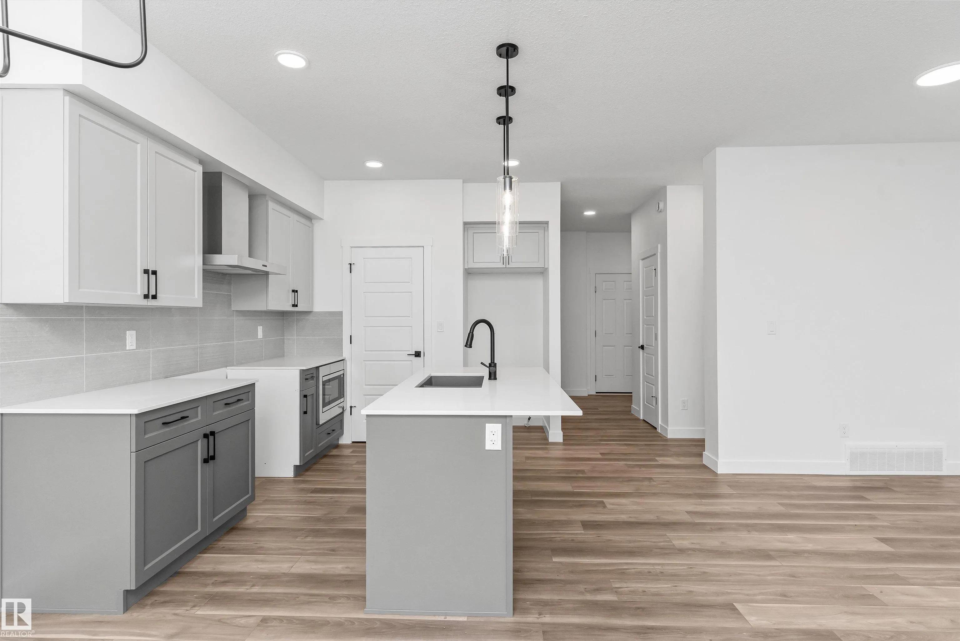 54 EMERSON Landing