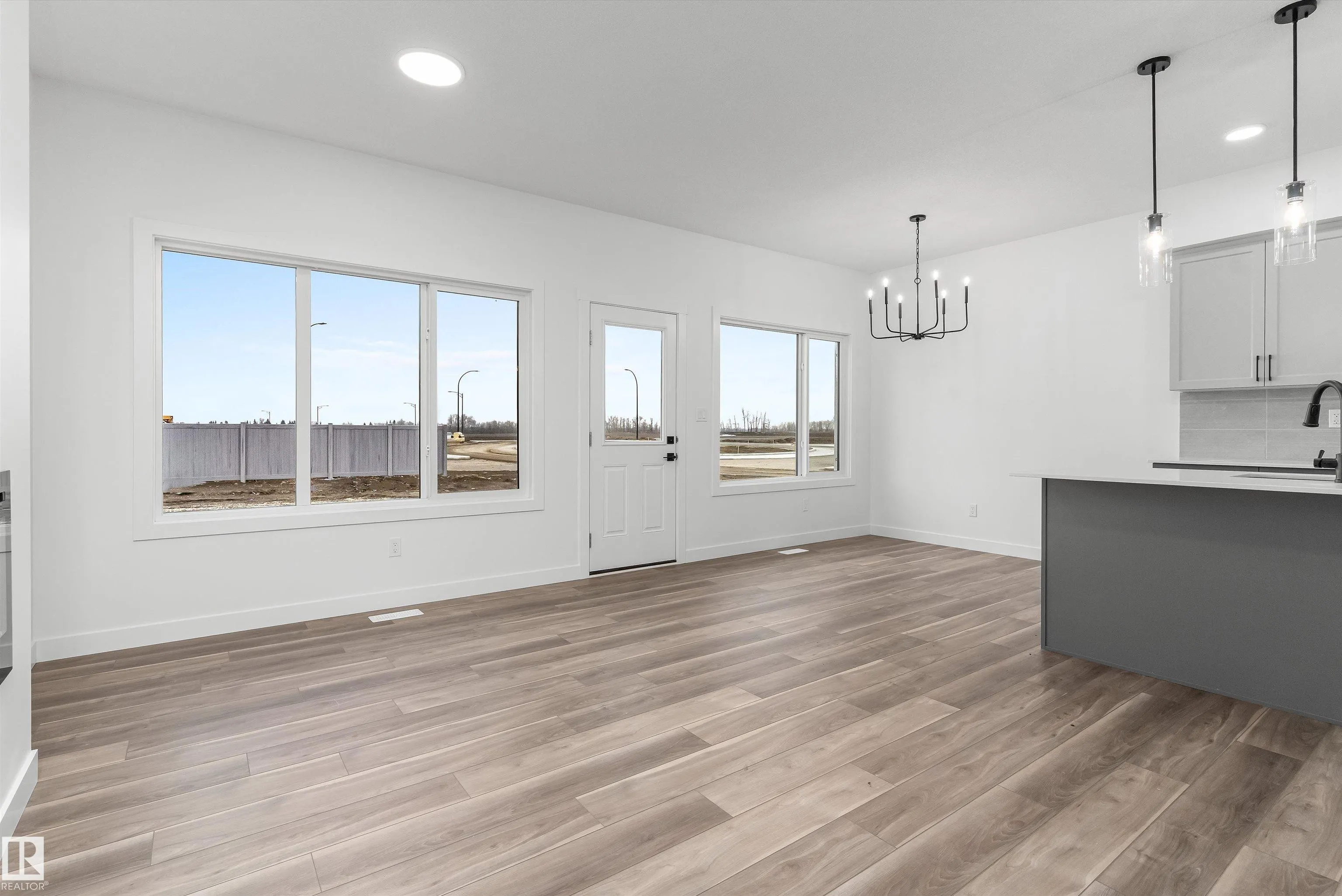 54 EMERSON Landing
