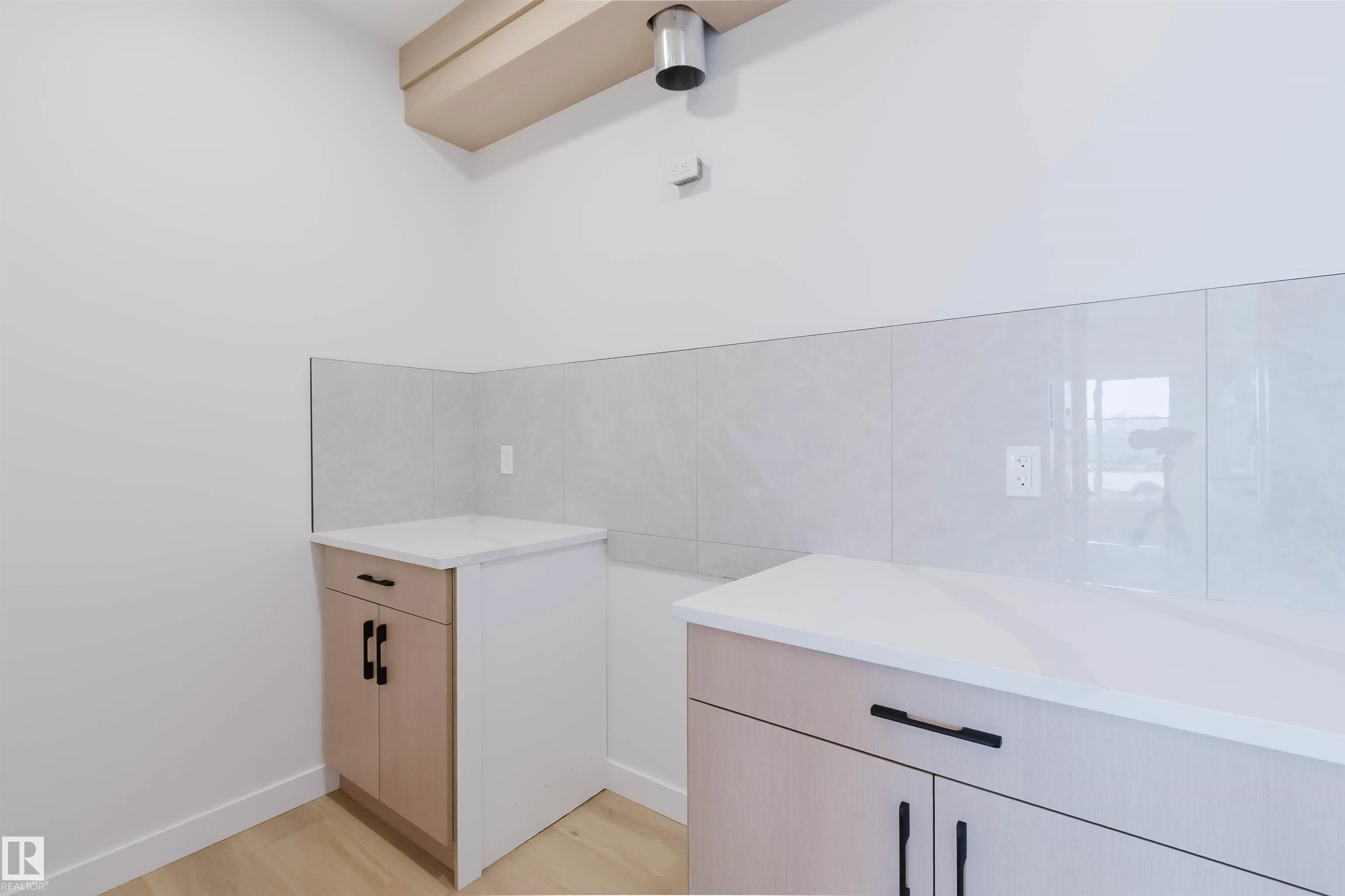 955 Elderberry Landing