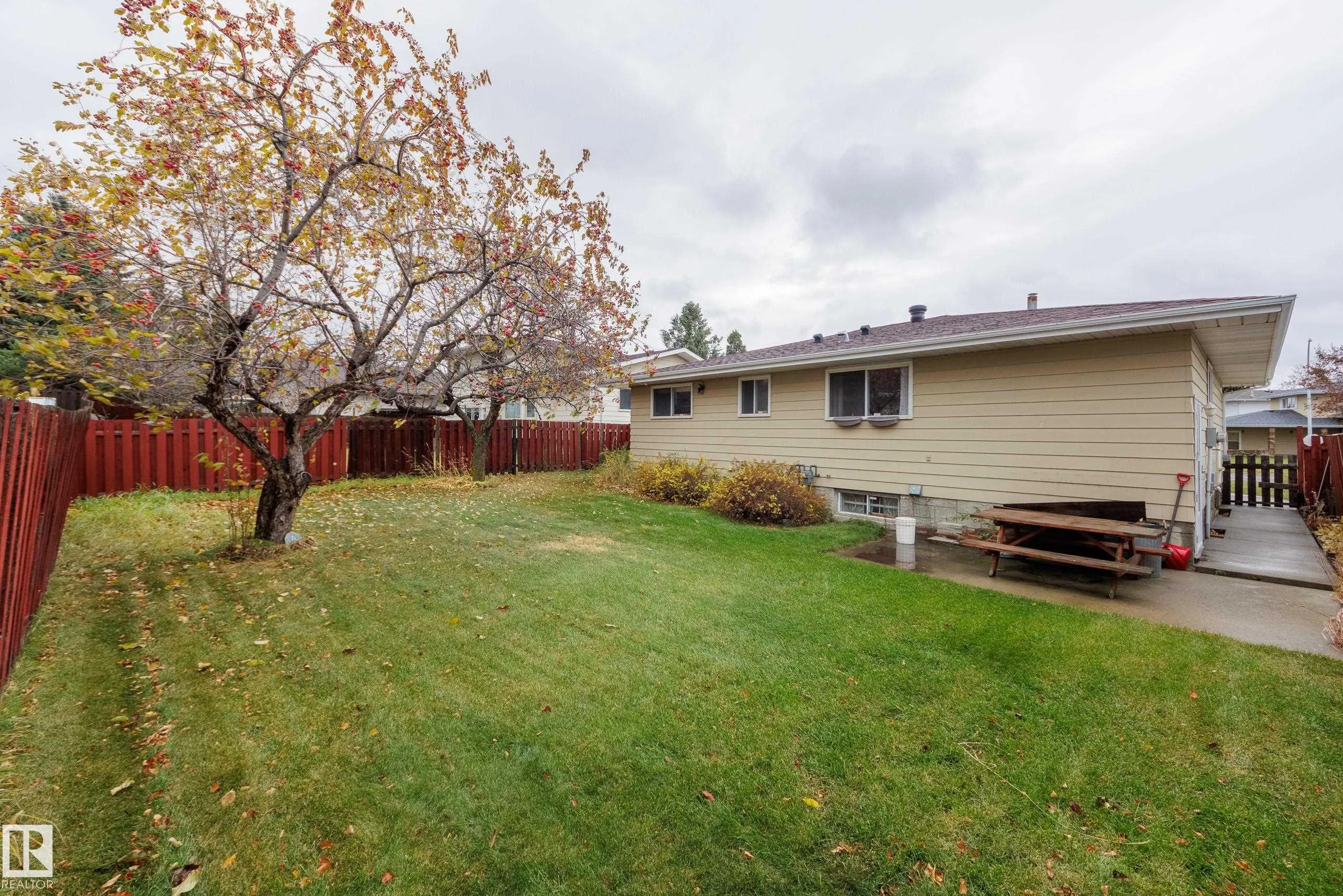 5316 Hillview Crescent