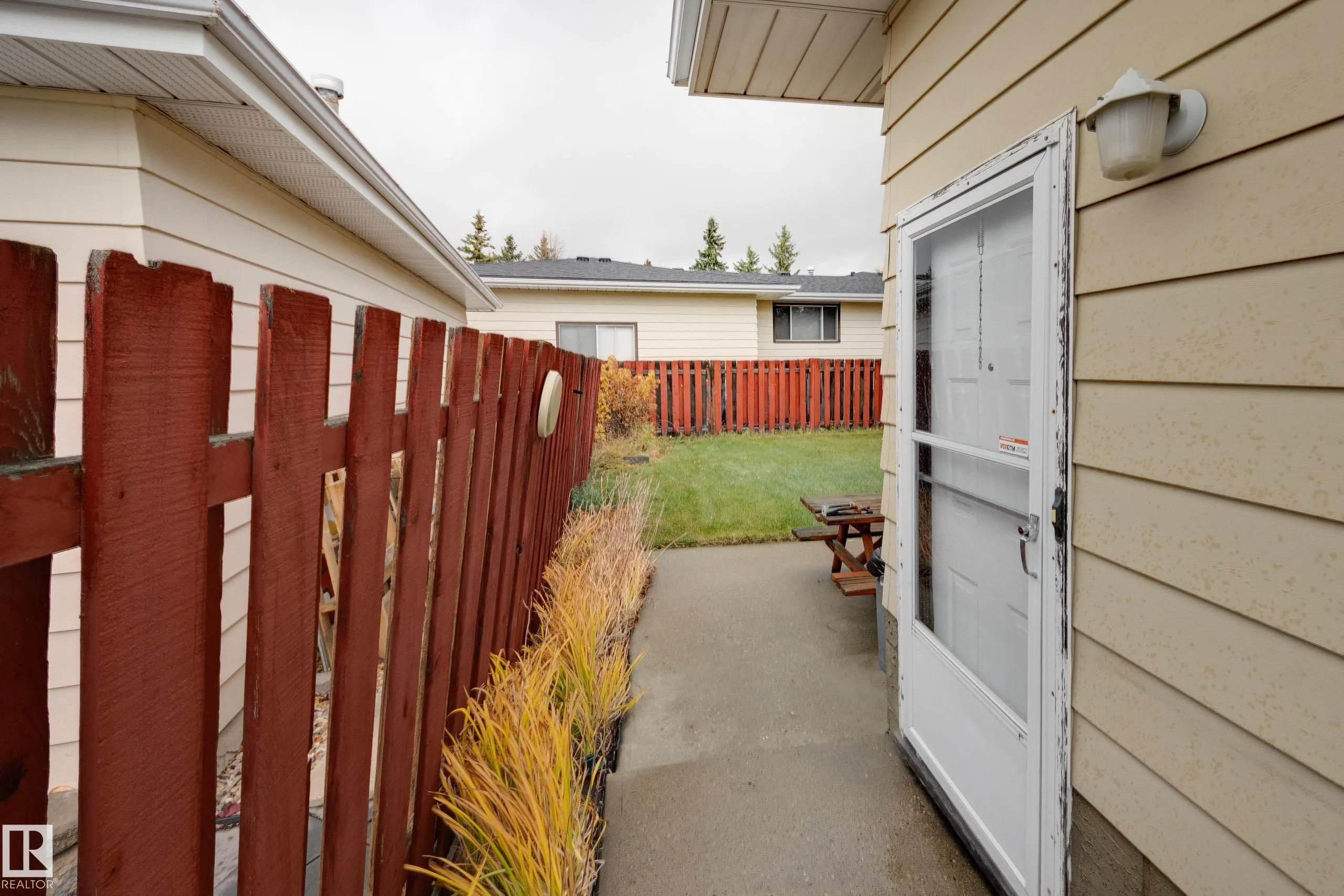 5316 Hillview Crescent