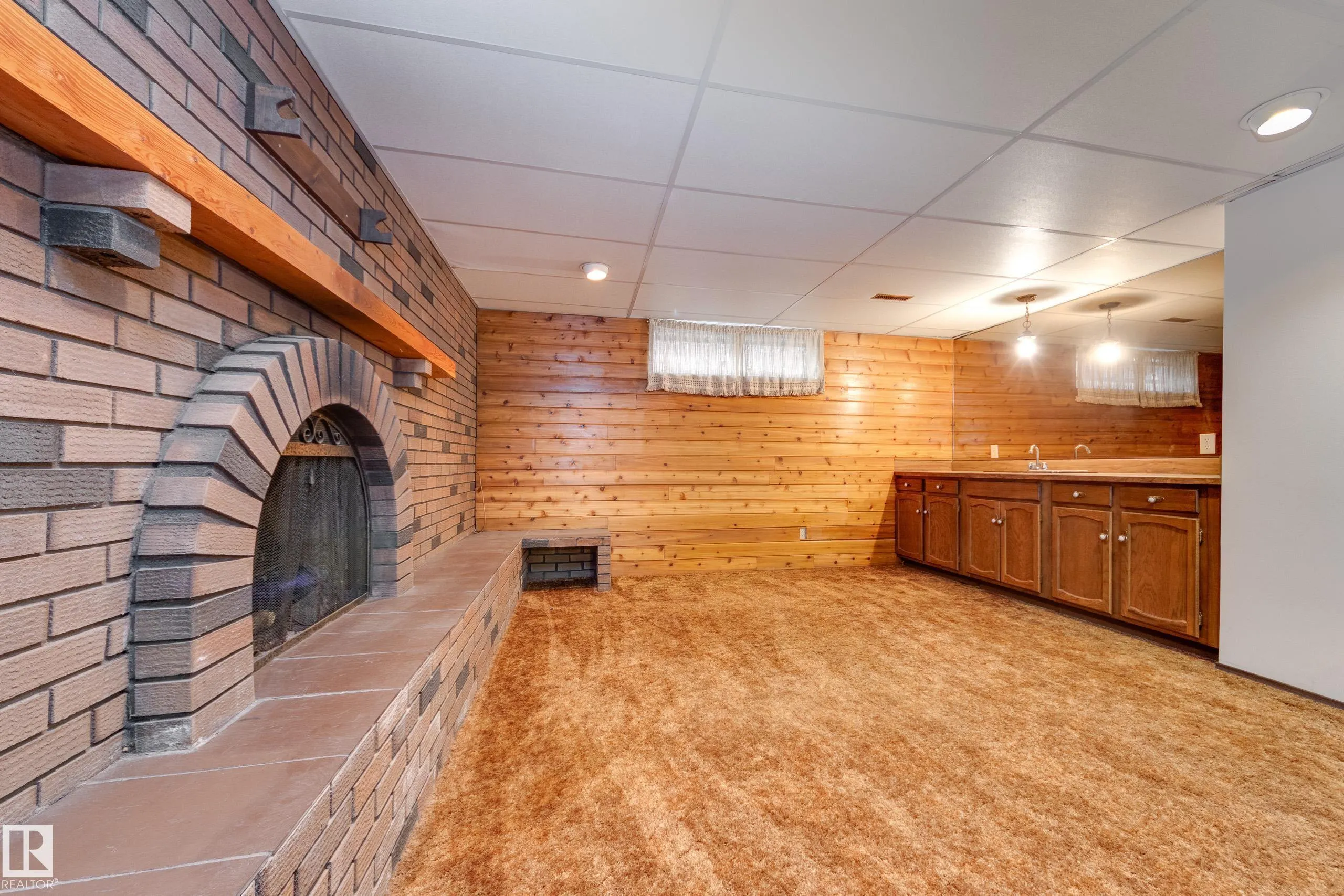 5316 Hillview Crescent