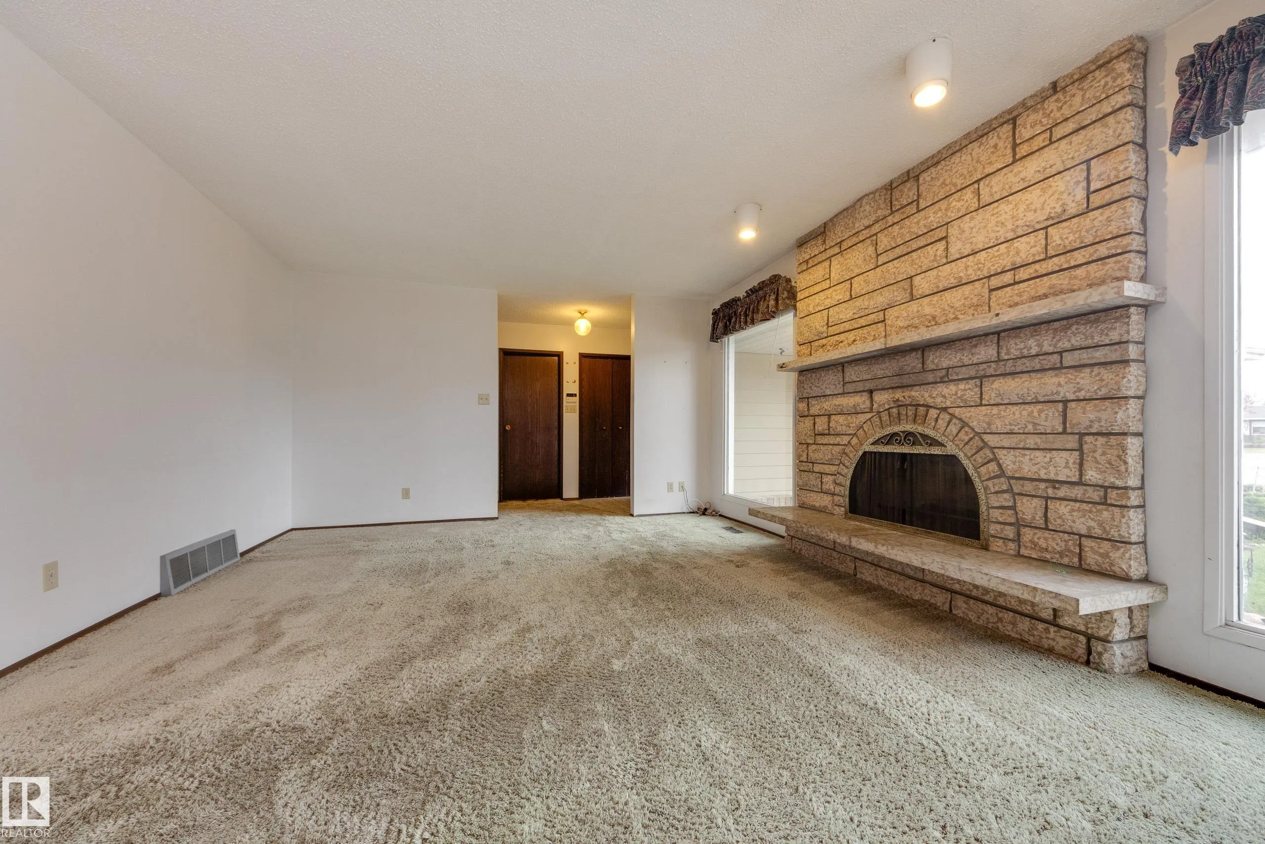 5316 Hillview Crescent