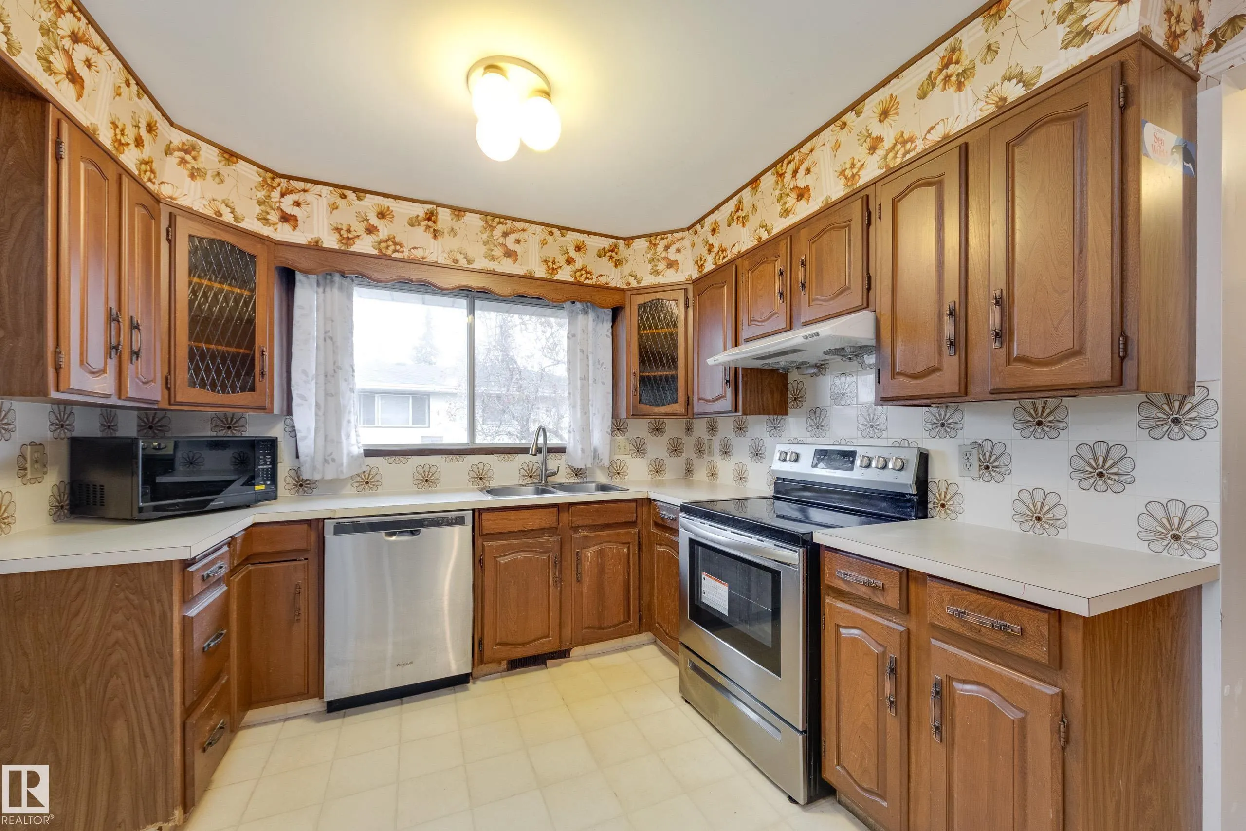 5316 Hillview Crescent