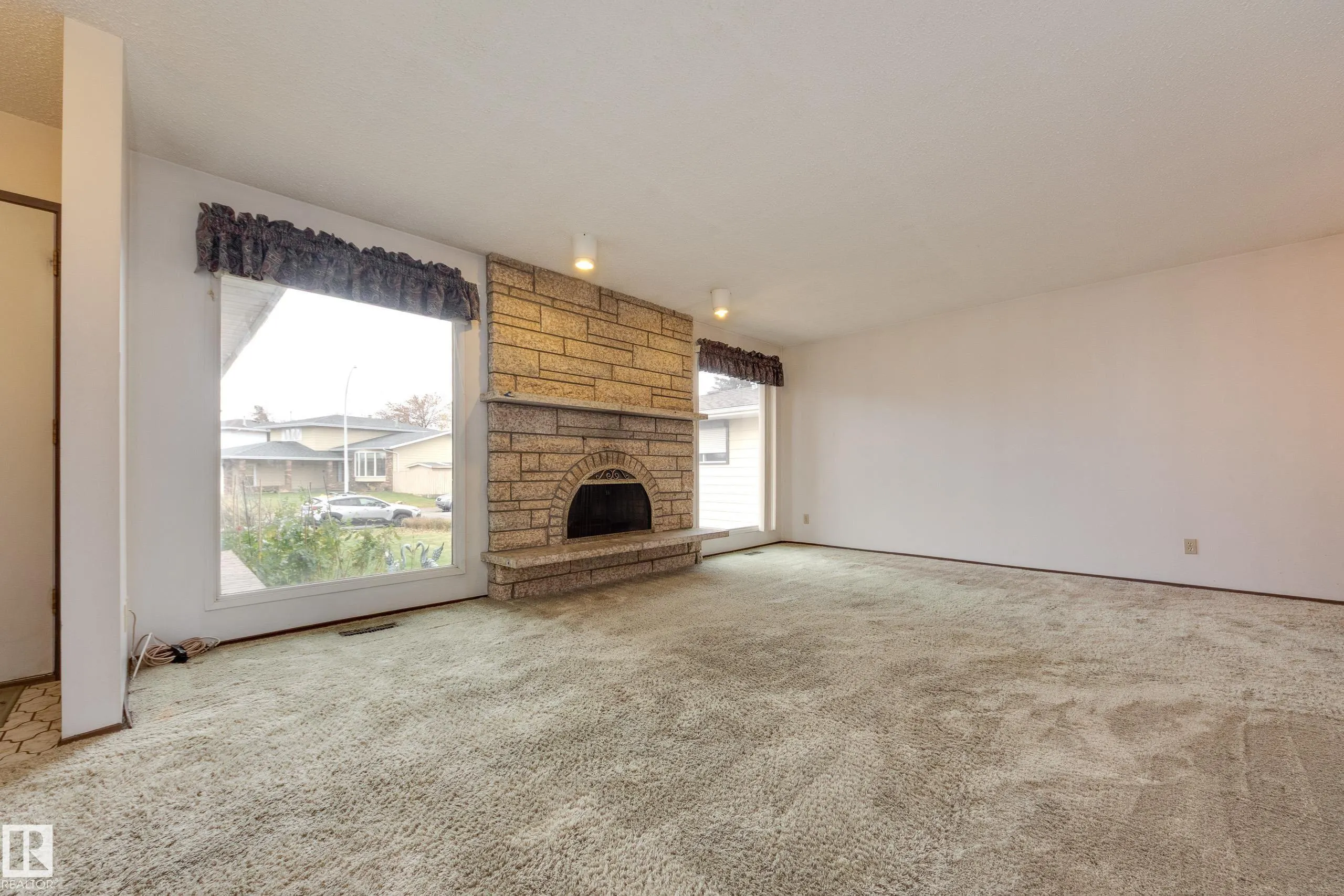 5316 Hillview Crescent