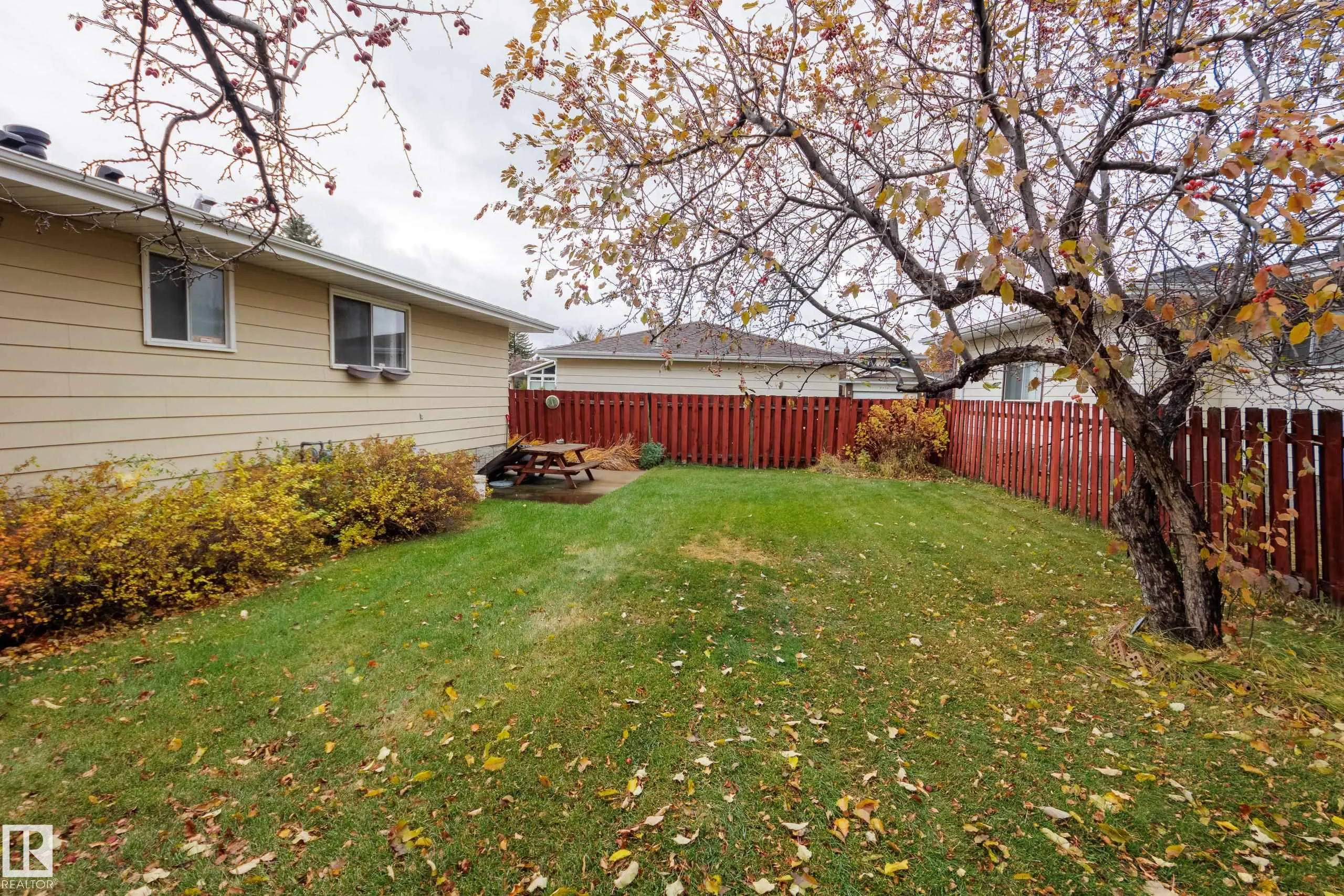 5316 Hillview Crescent
