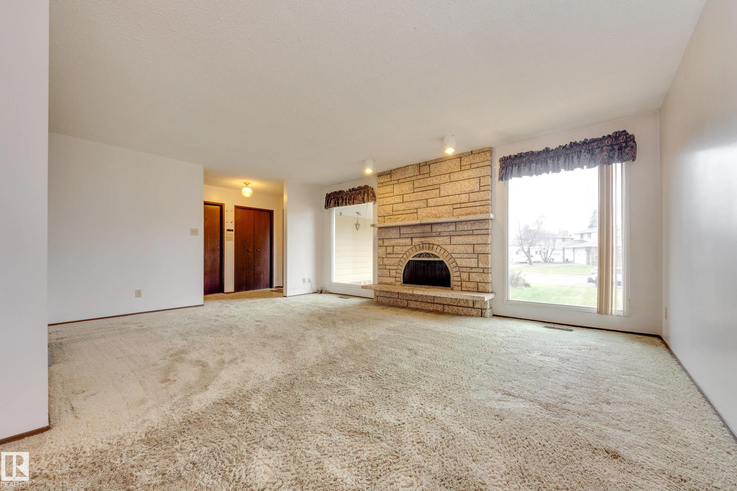 5316 Hillview Crescent