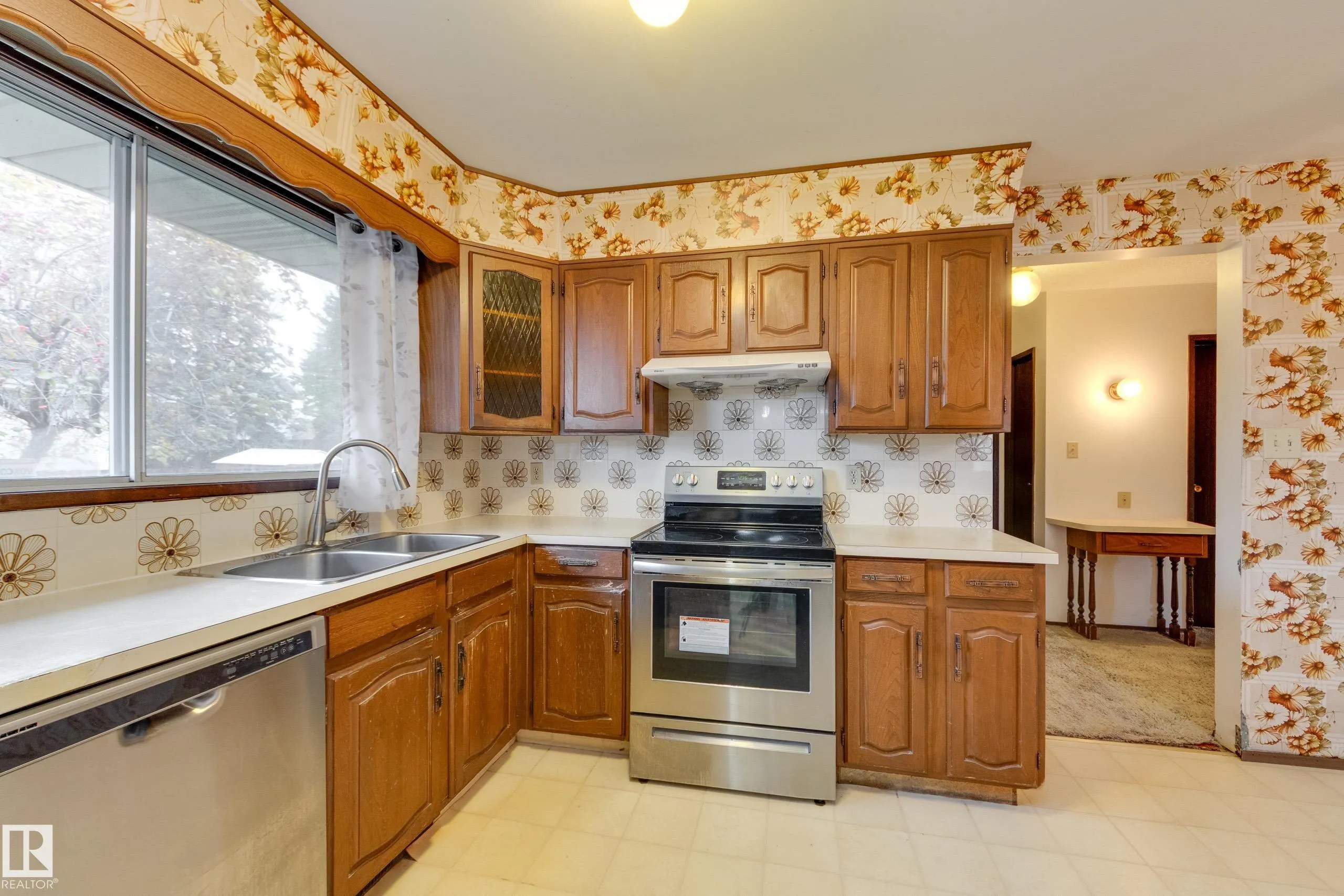 5316 Hillview Crescent