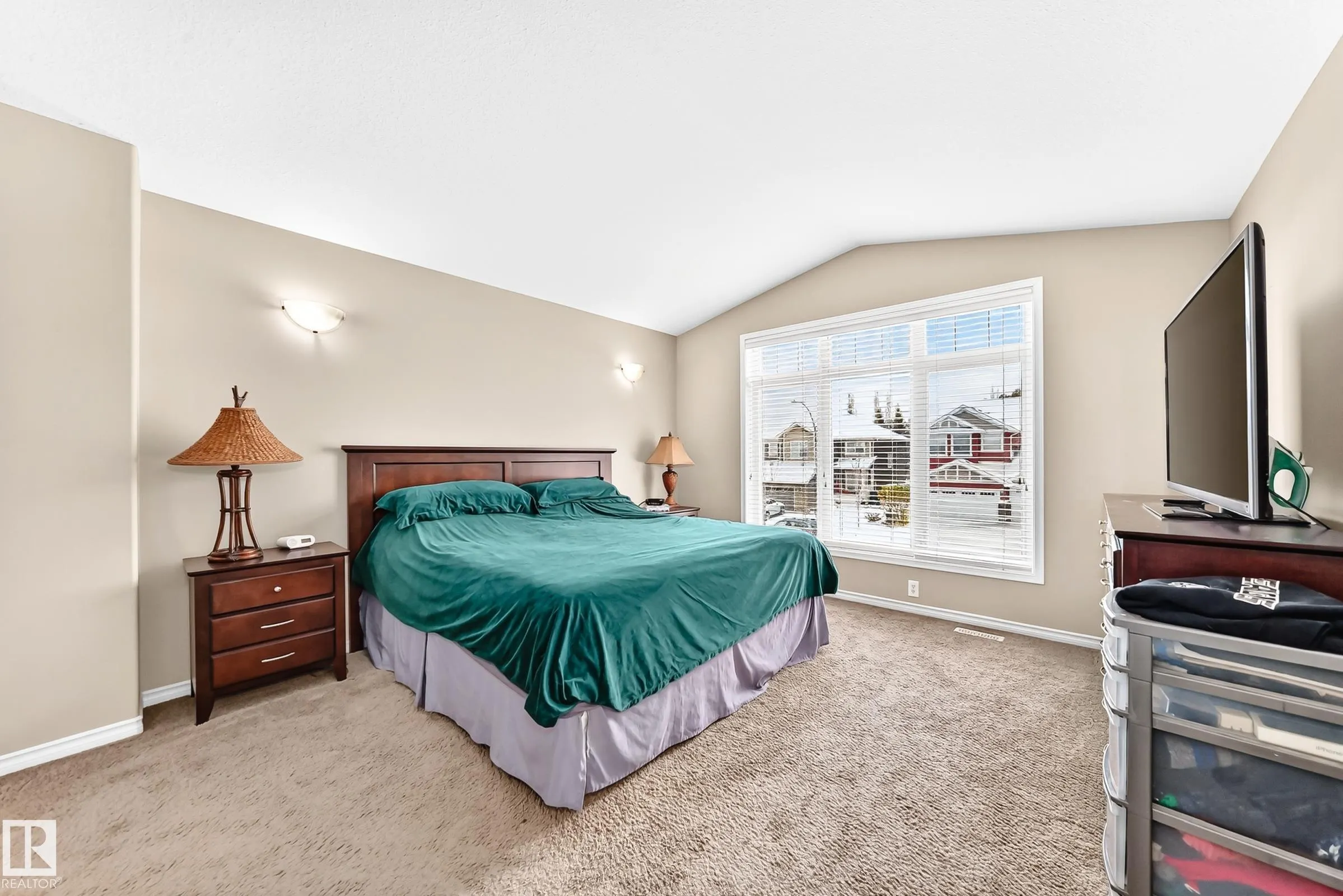 94 ELLINGTON Crescent