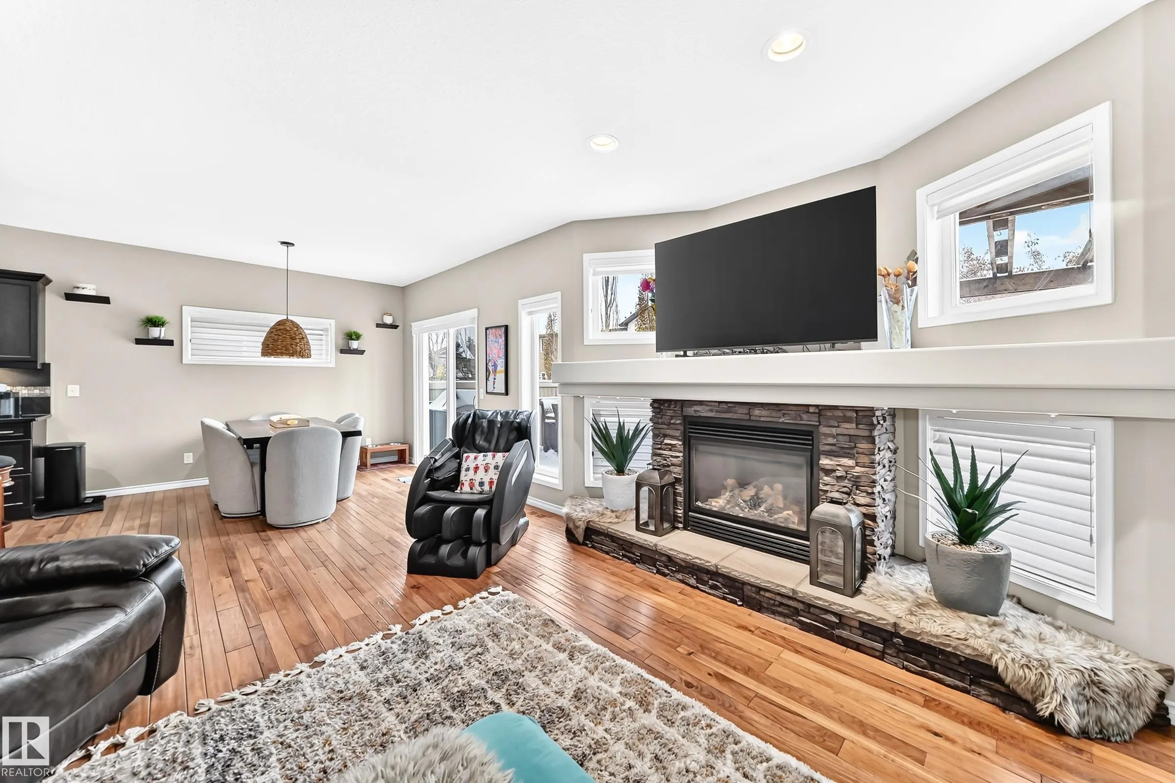 94 ELLINGTON Crescent