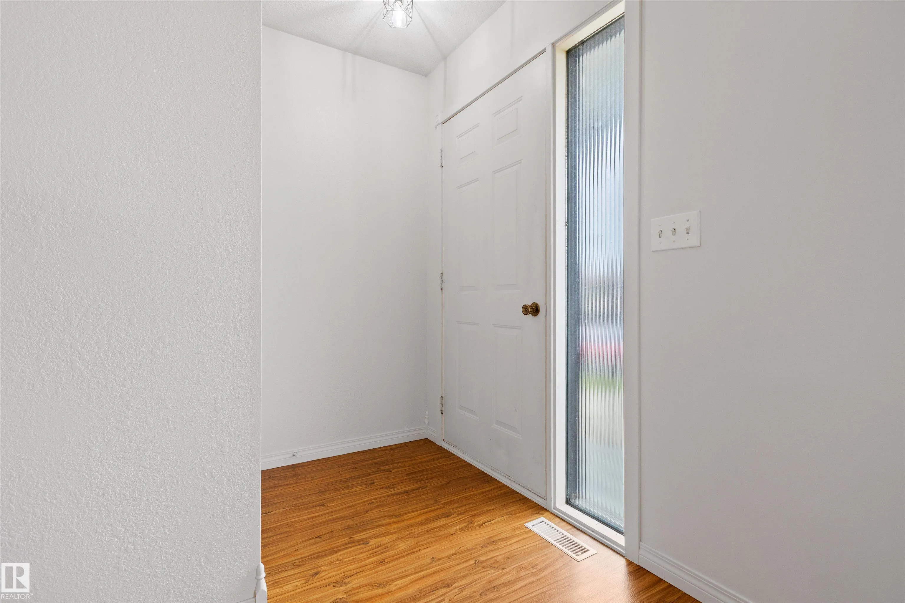 5223 44 AVE