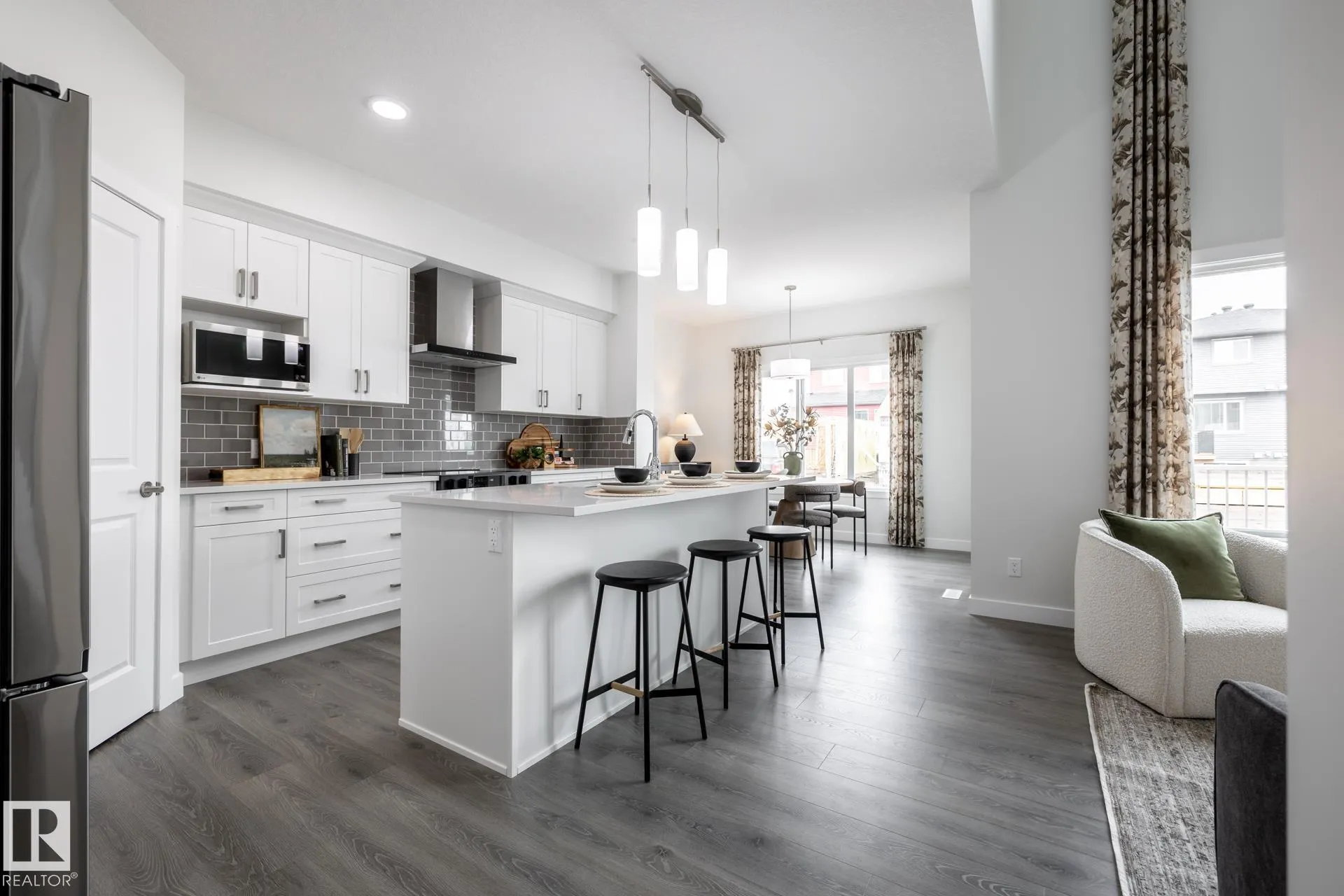 294 FALCON Crescent