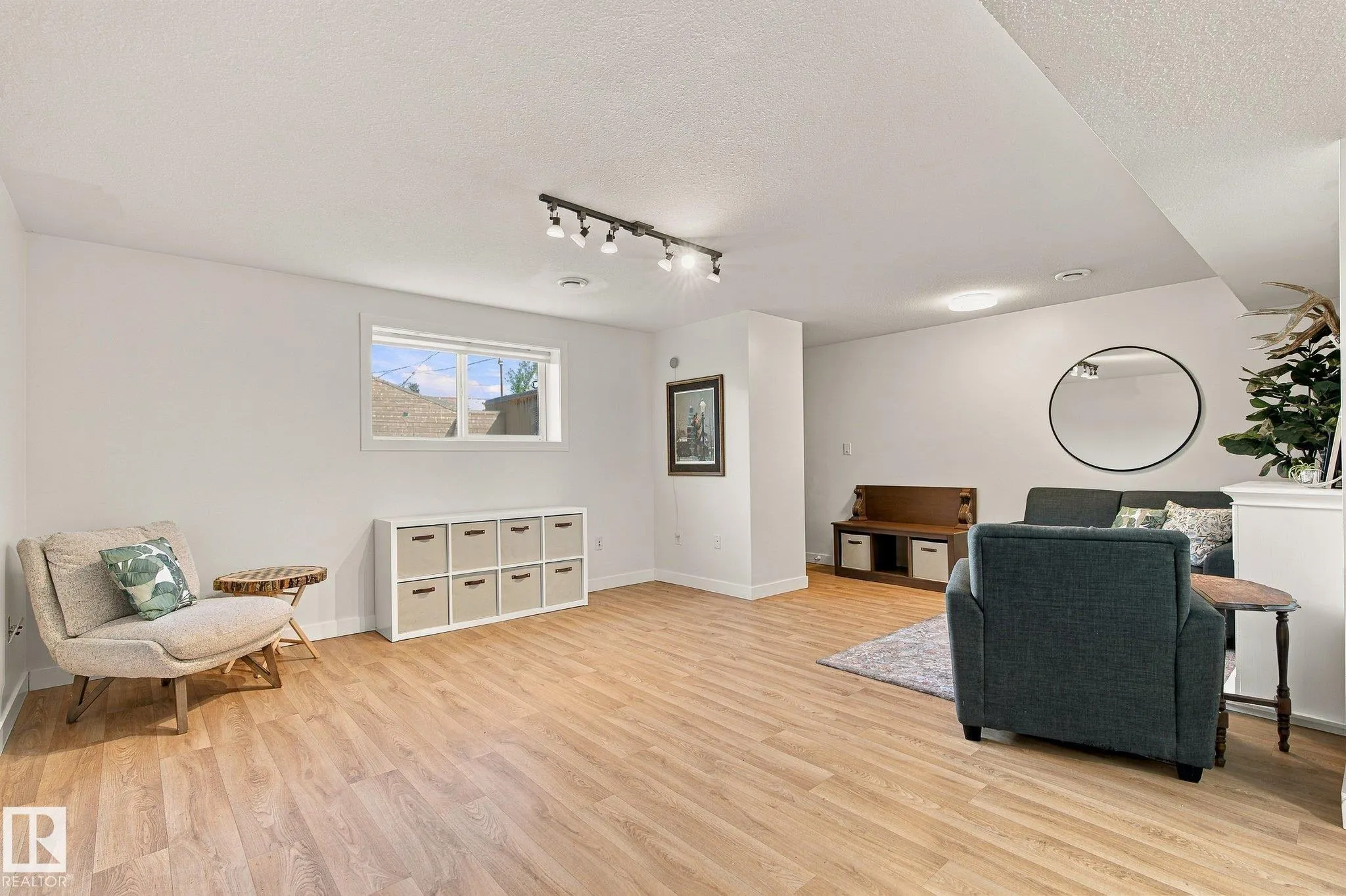 1908 36 Avenue