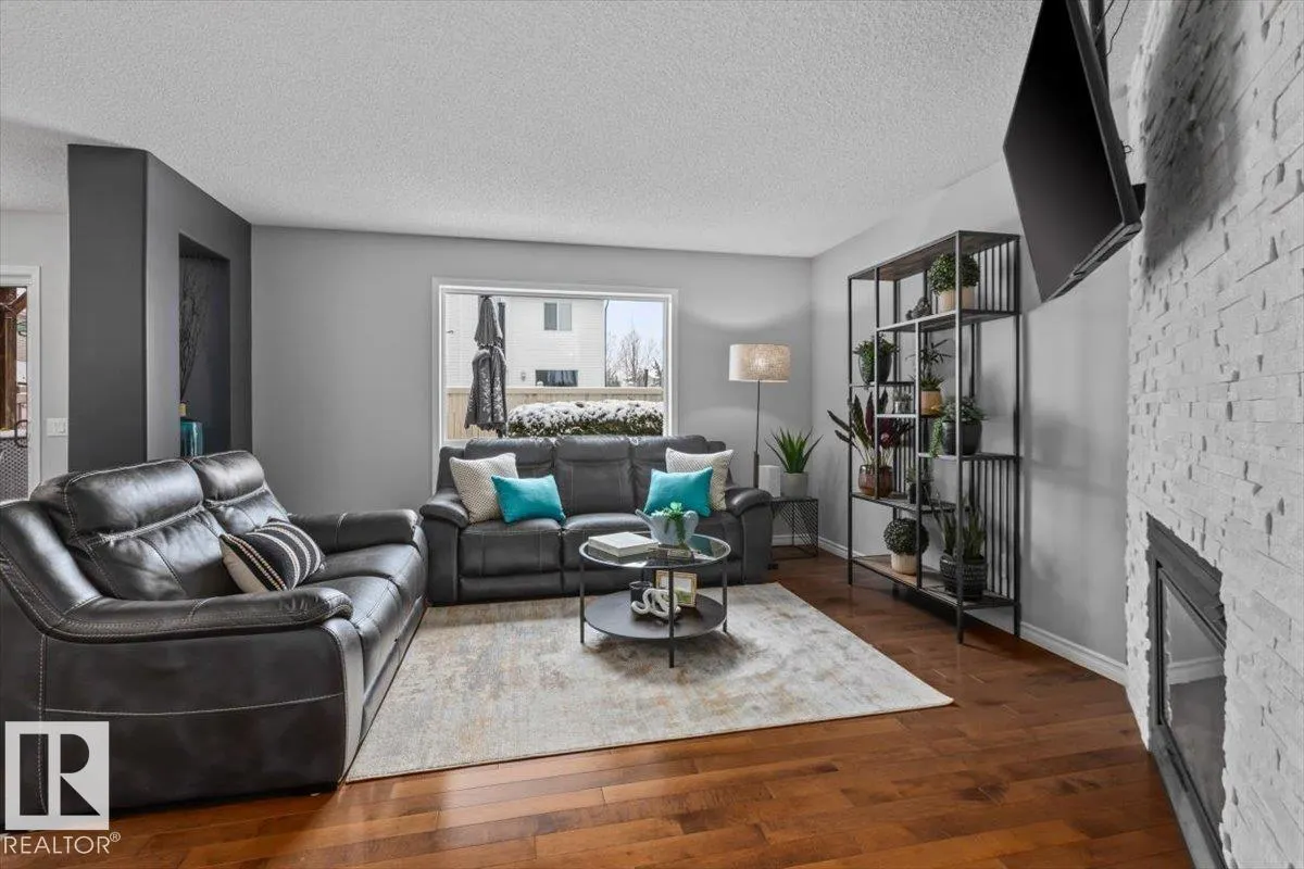 17 ESCADA Close