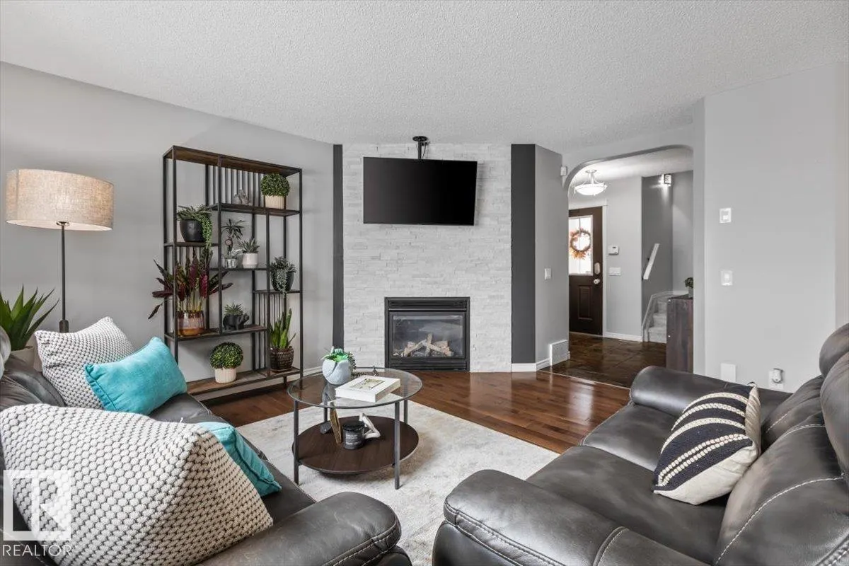 17 ESCADA Close