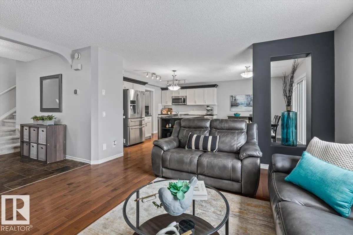 17 ESCADA Close