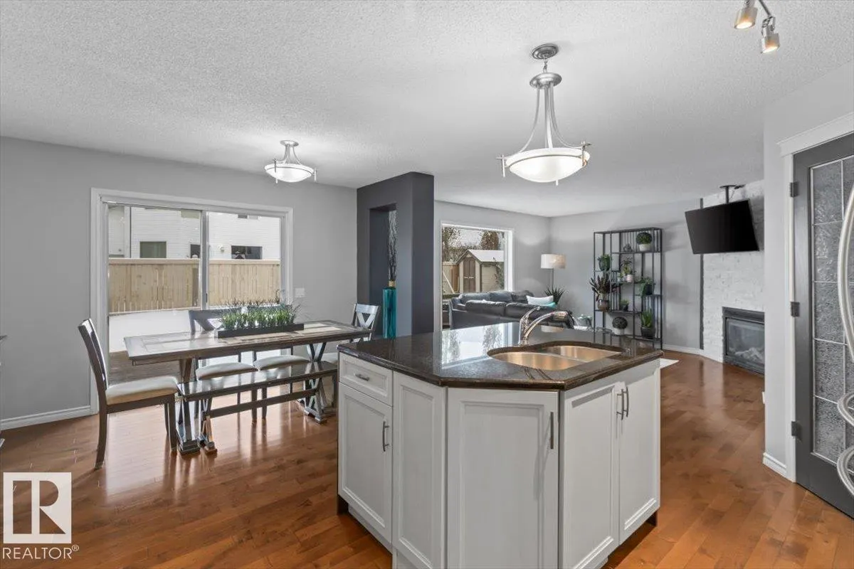 17 ESCADA Close