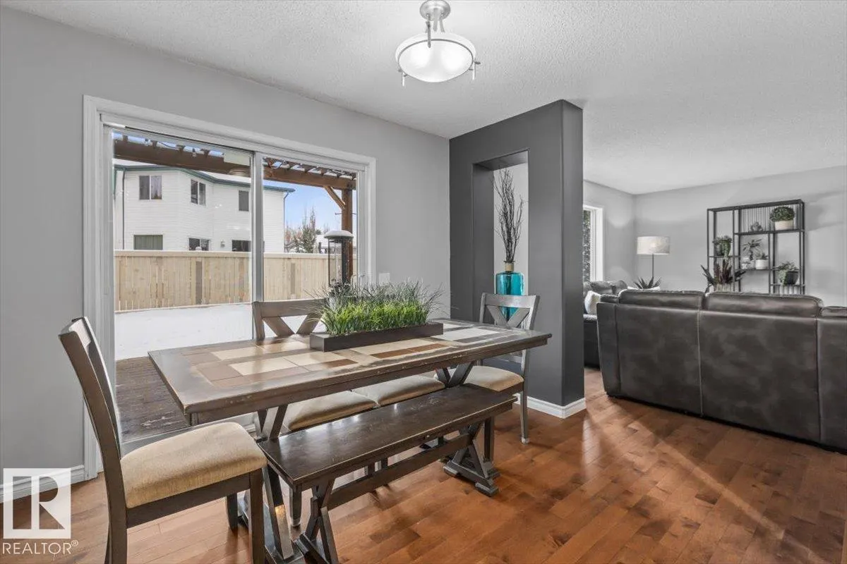 17 ESCADA Close