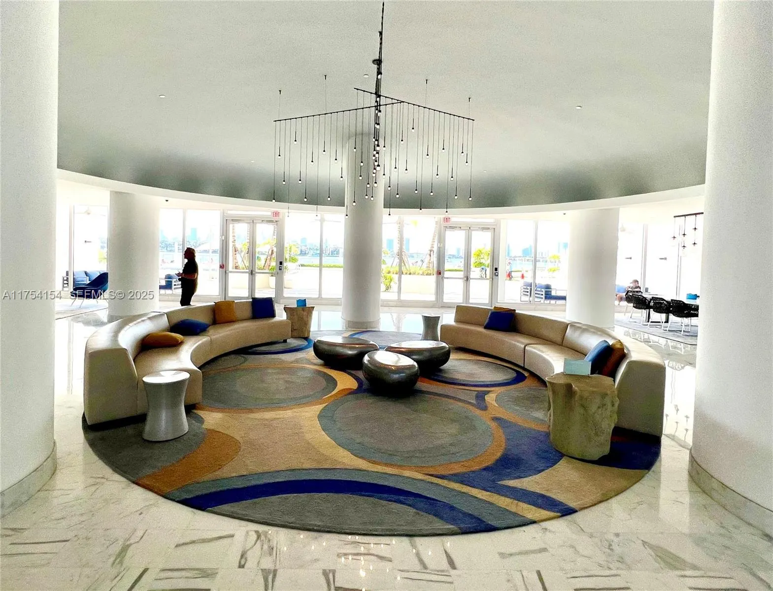 1000 West Avenue #908