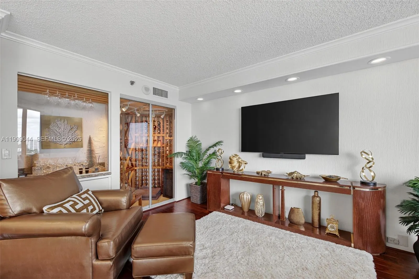 3000 Island Boulevard #1904