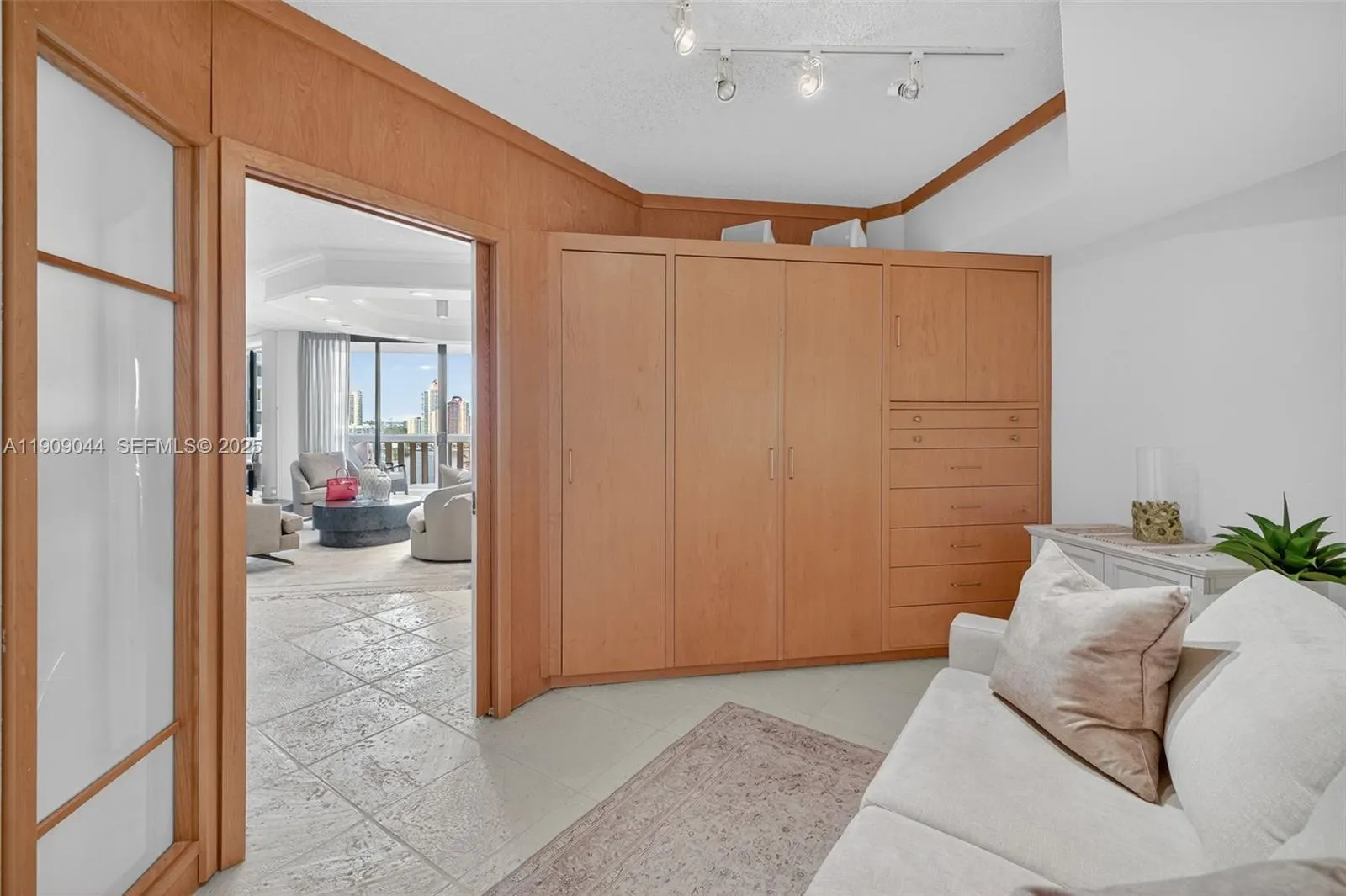 3000 Island Boulevard #1904