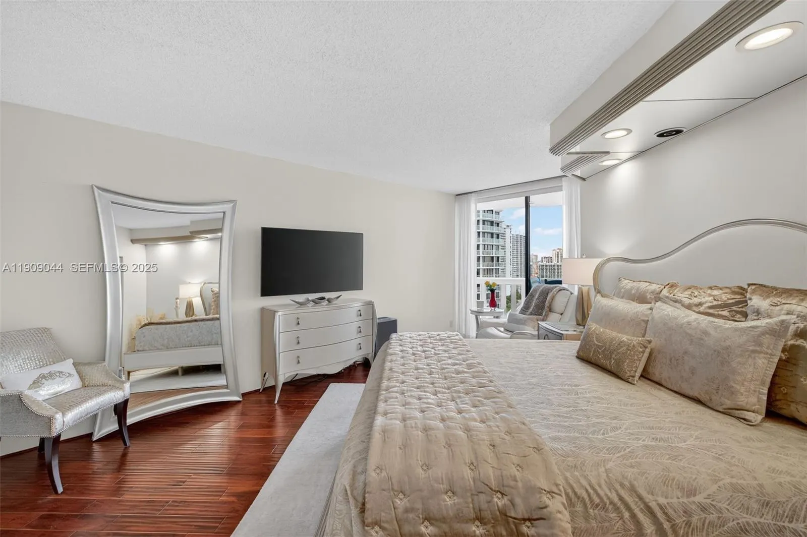 3000 Island Boulevard #1904