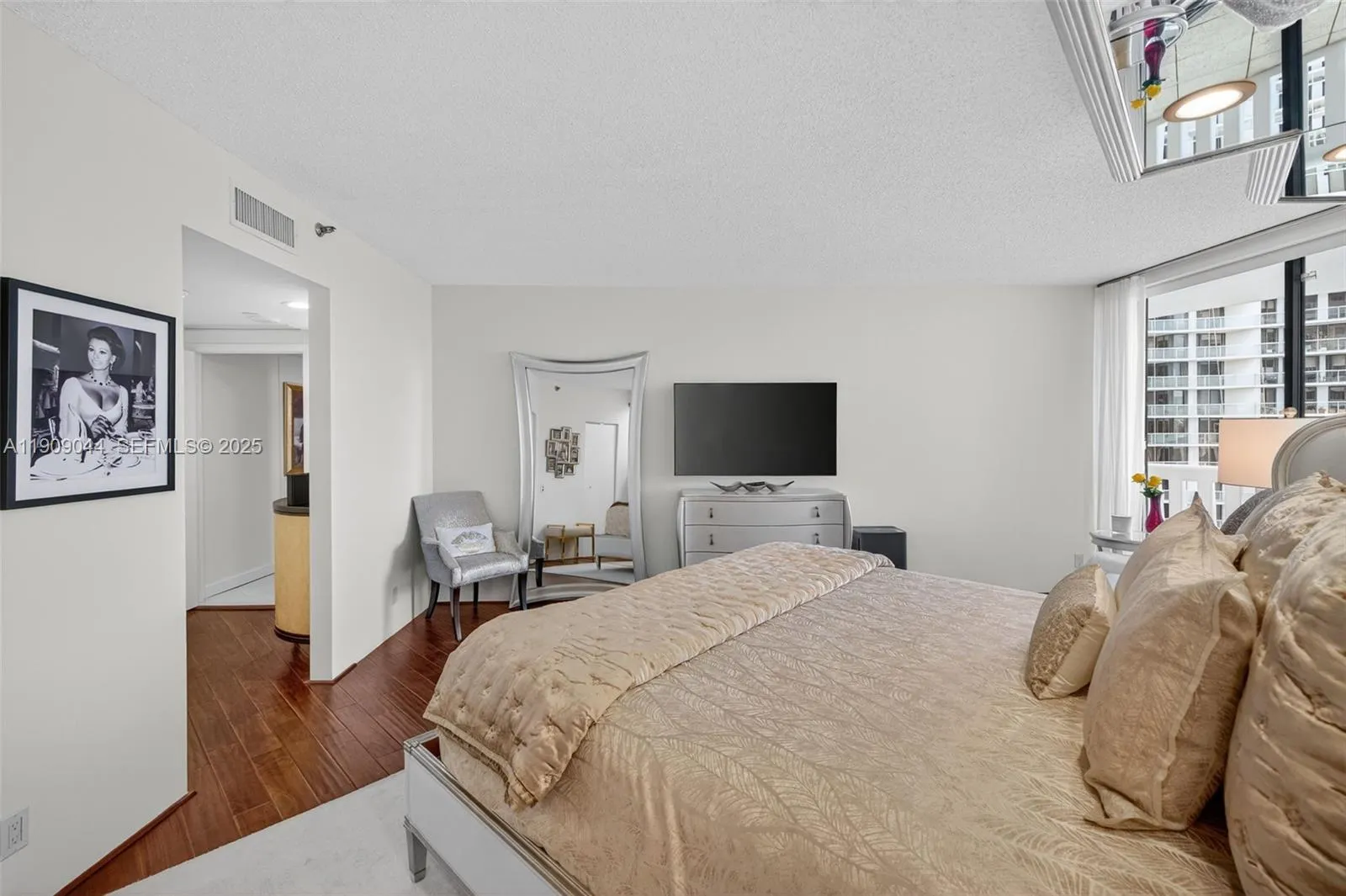 3000 Island Boulevard #1904