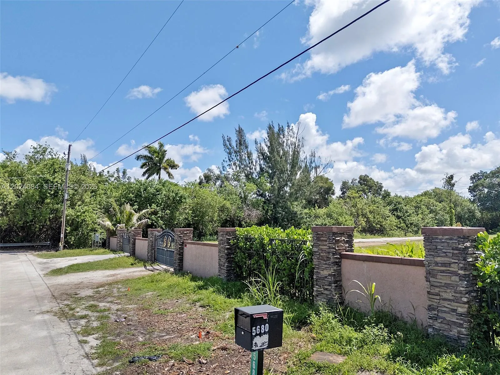 5680 Pinetree Road