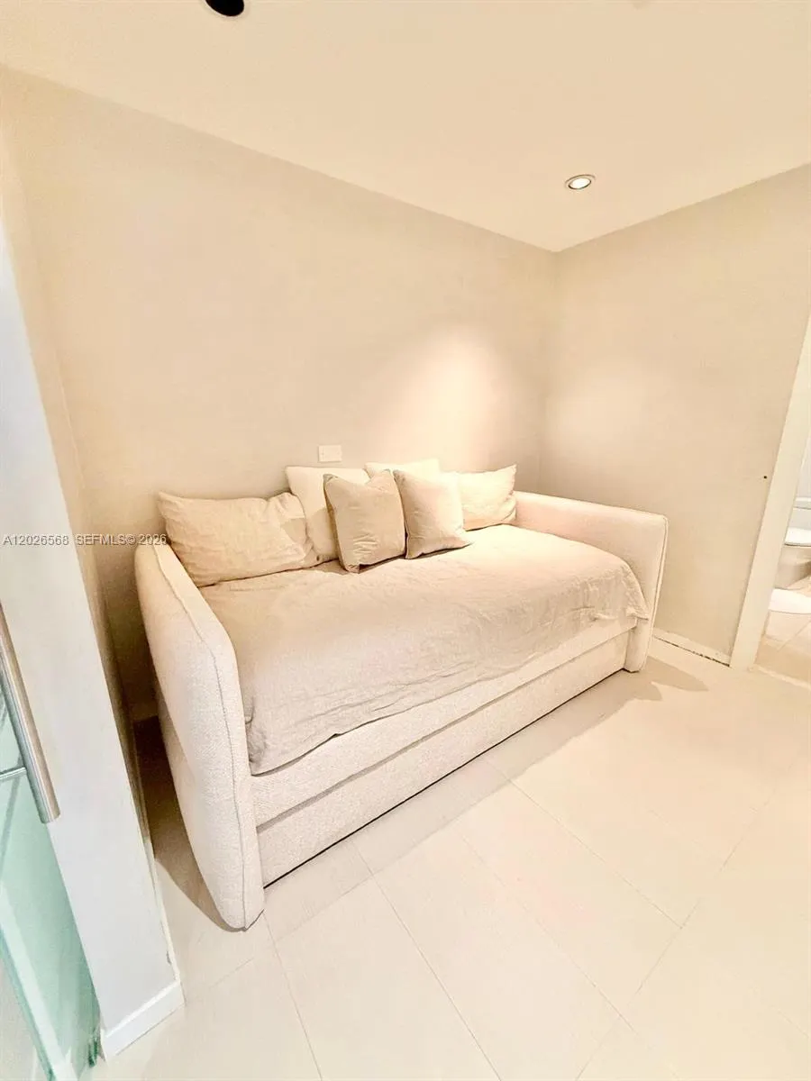 17121 Collins Avenue #1207