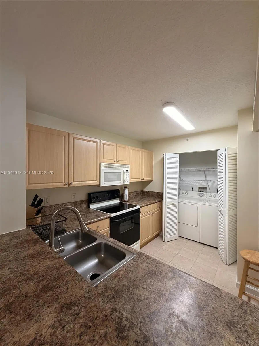 619 E Sheridan Street #105