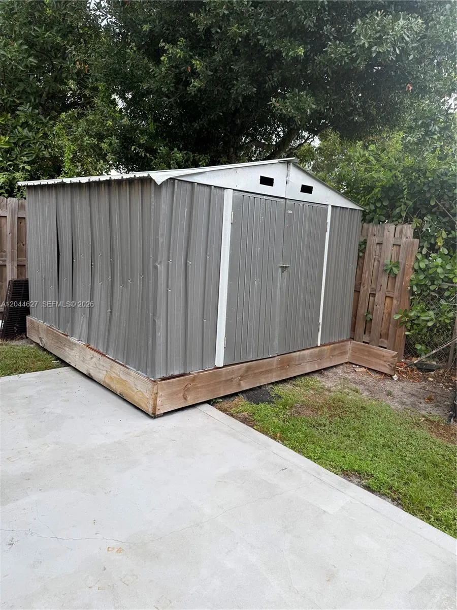 891 SW 49th Way