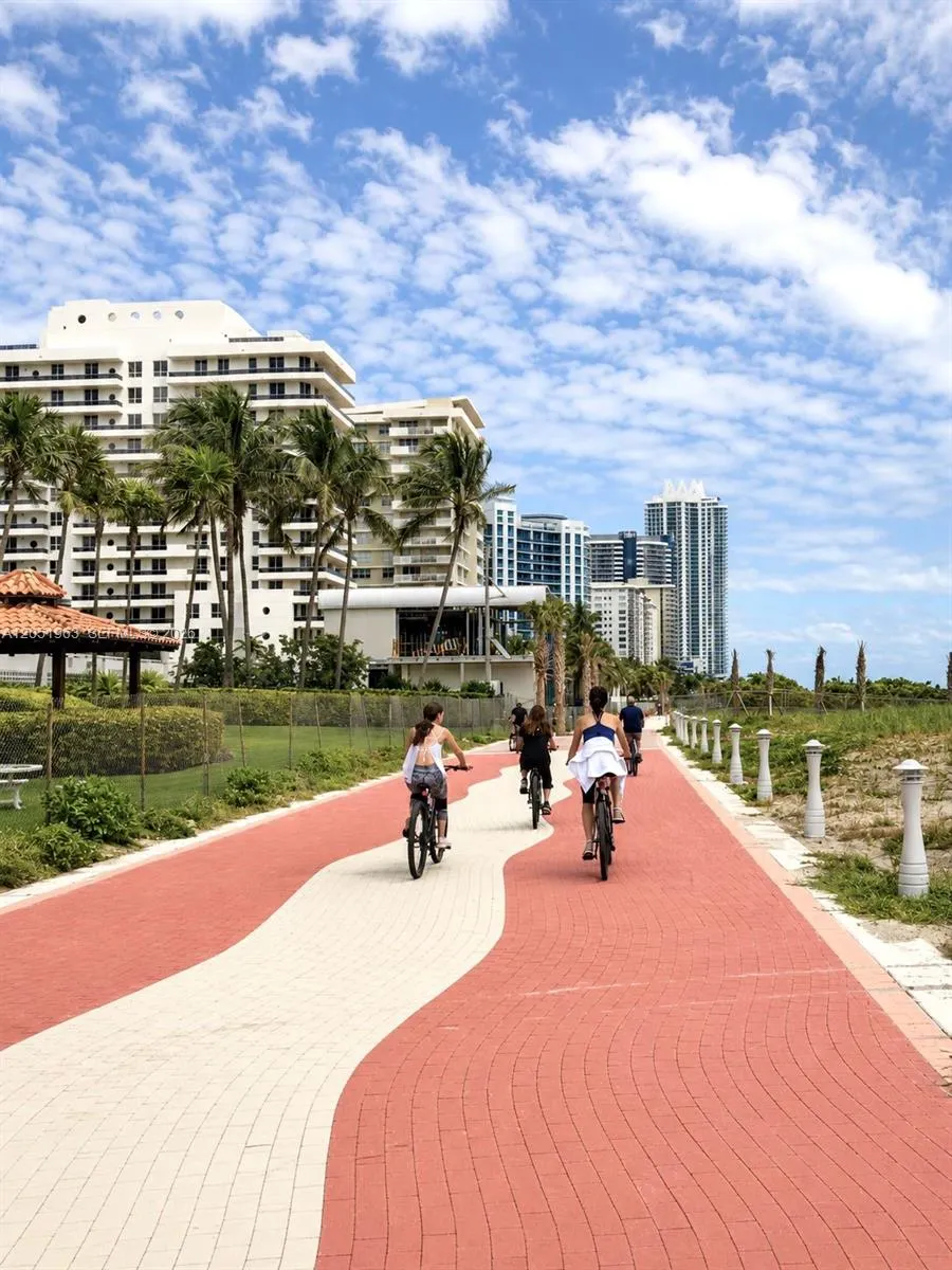 5701 Collins Avenue #1415