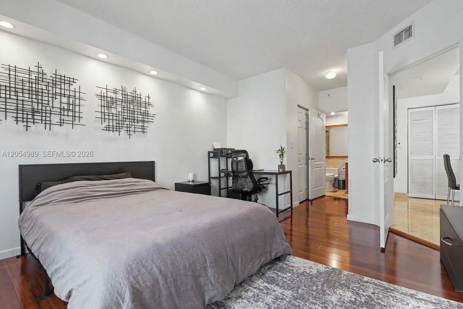 5085 NW 7th Street #906