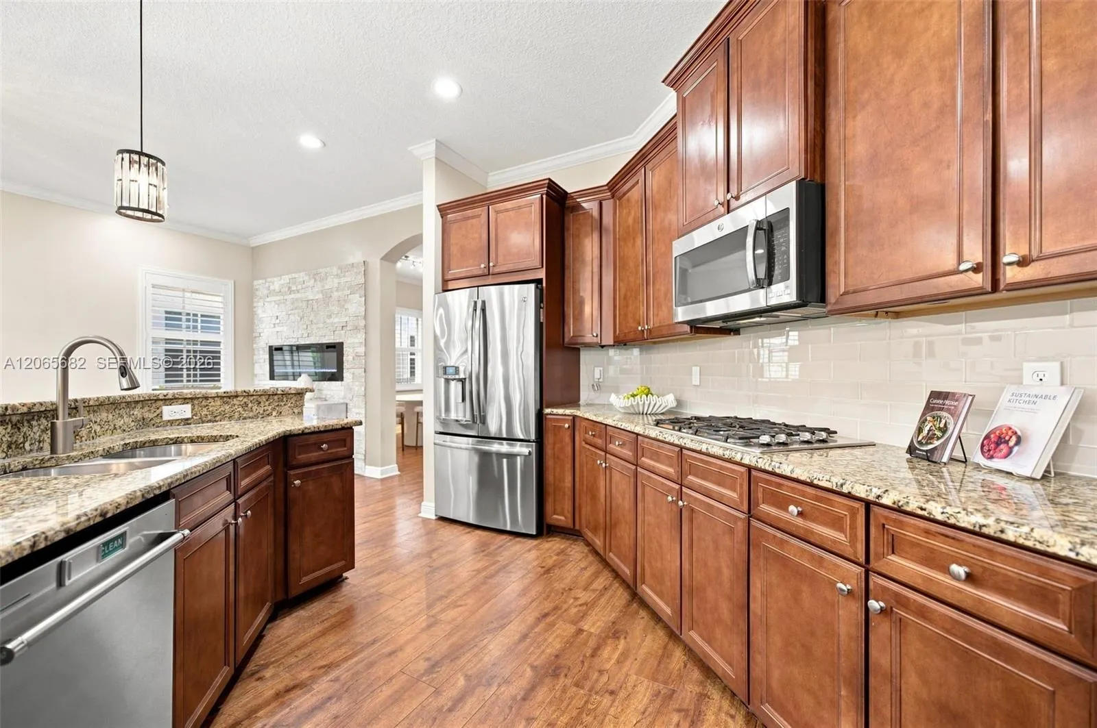 8550 Lakeside Bend