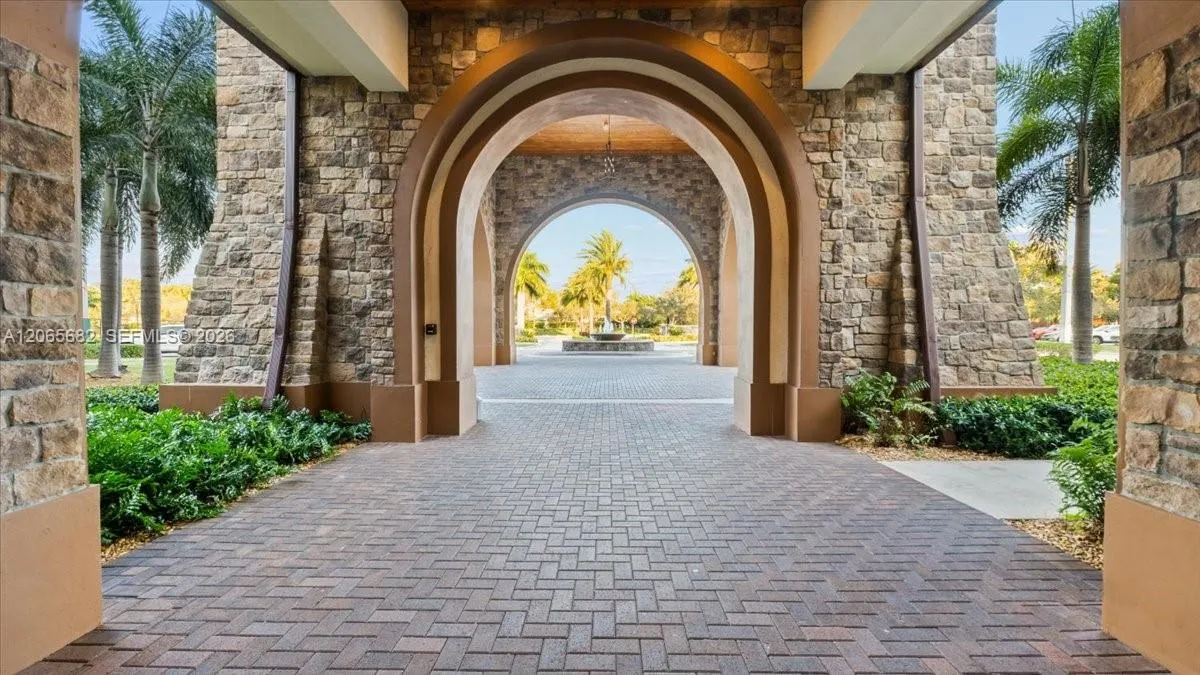 8550 Lakeside Bend