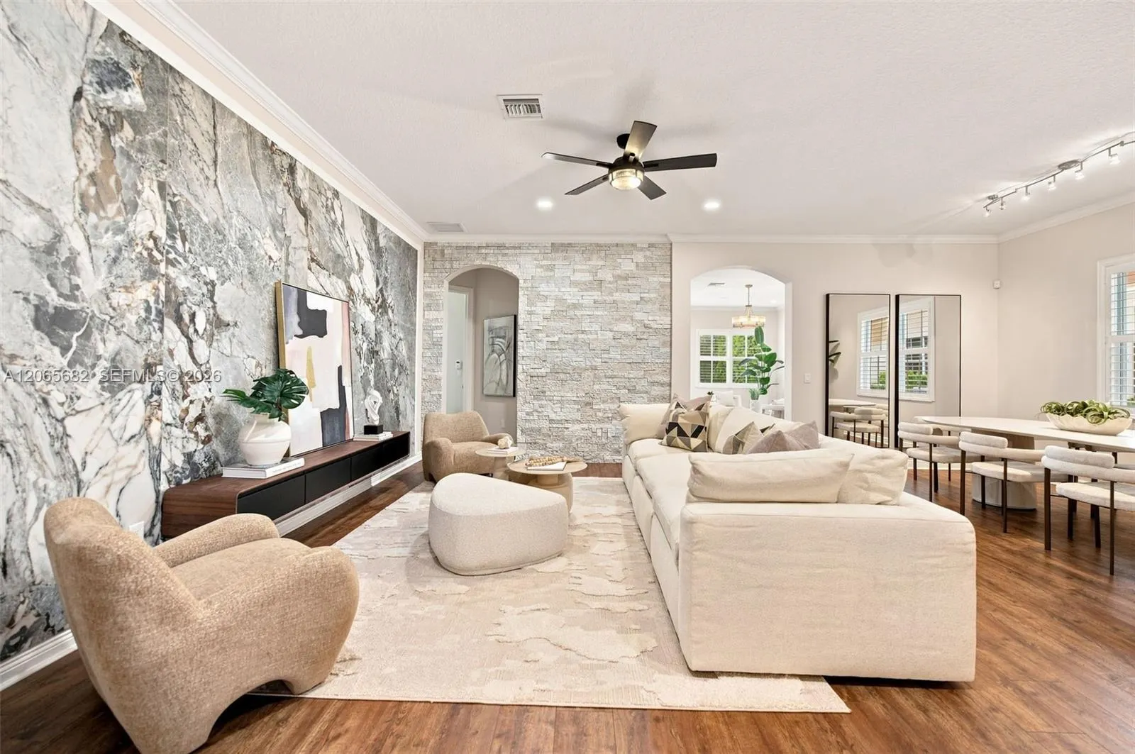 8550 Lakeside Bend