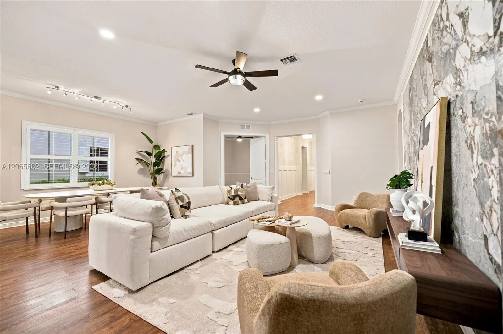 8550 Lakeside Bend