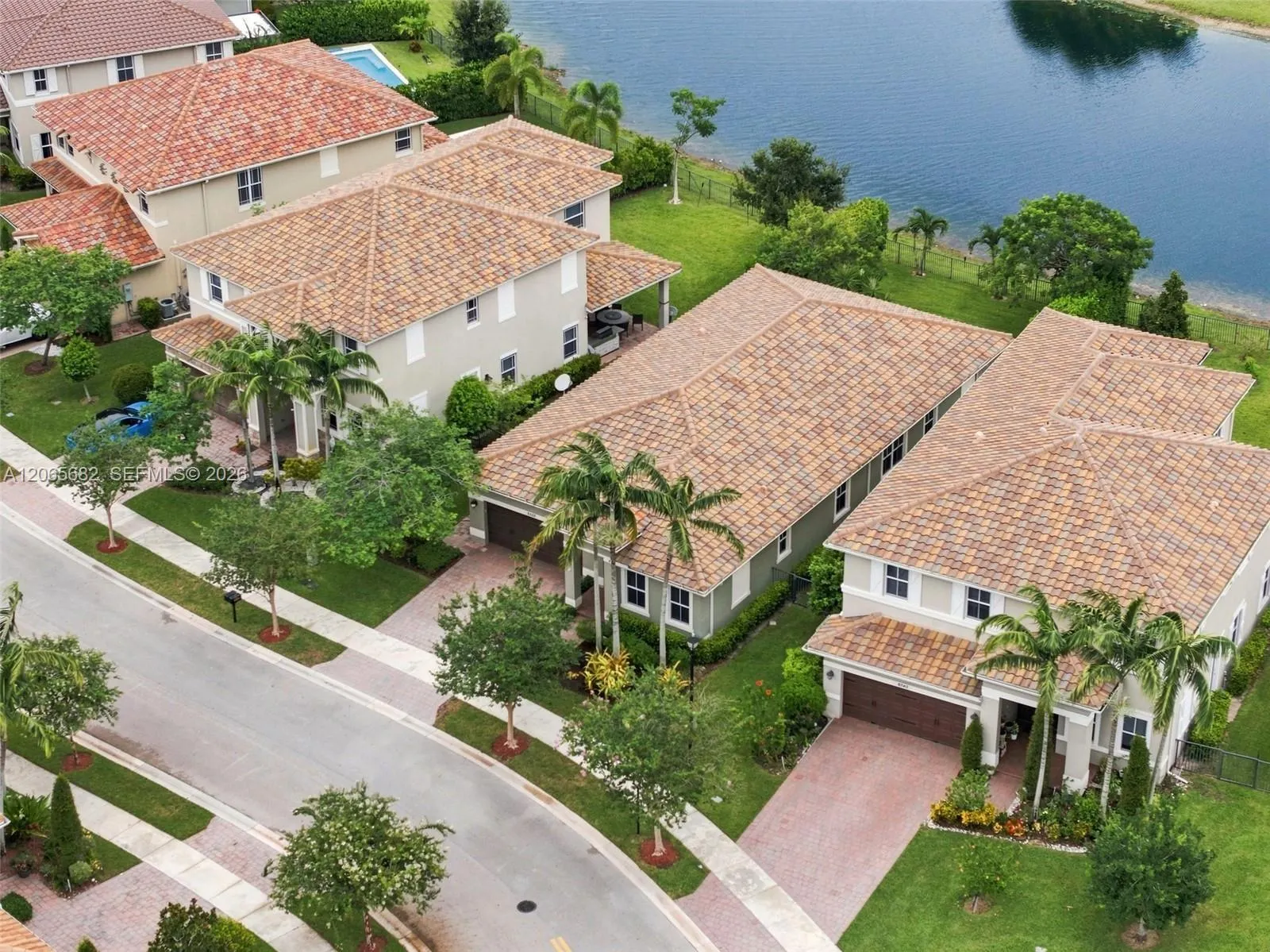 8550 Lakeside Bend