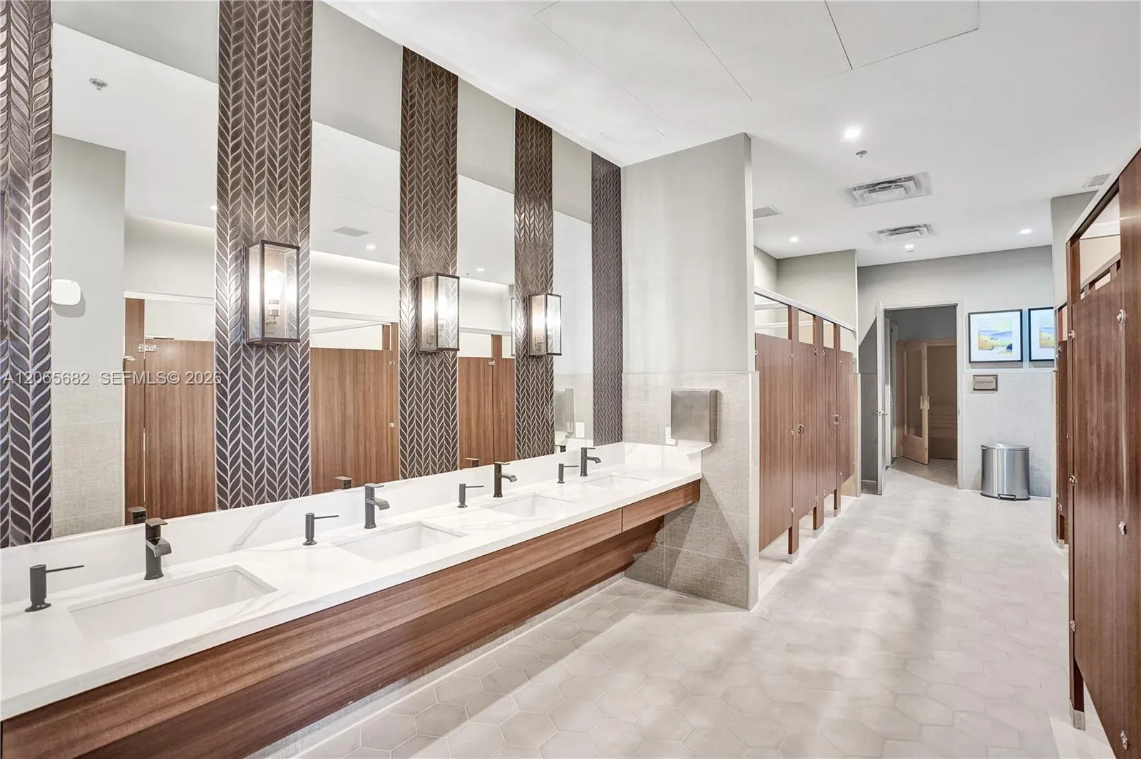8550 Lakeside Bend