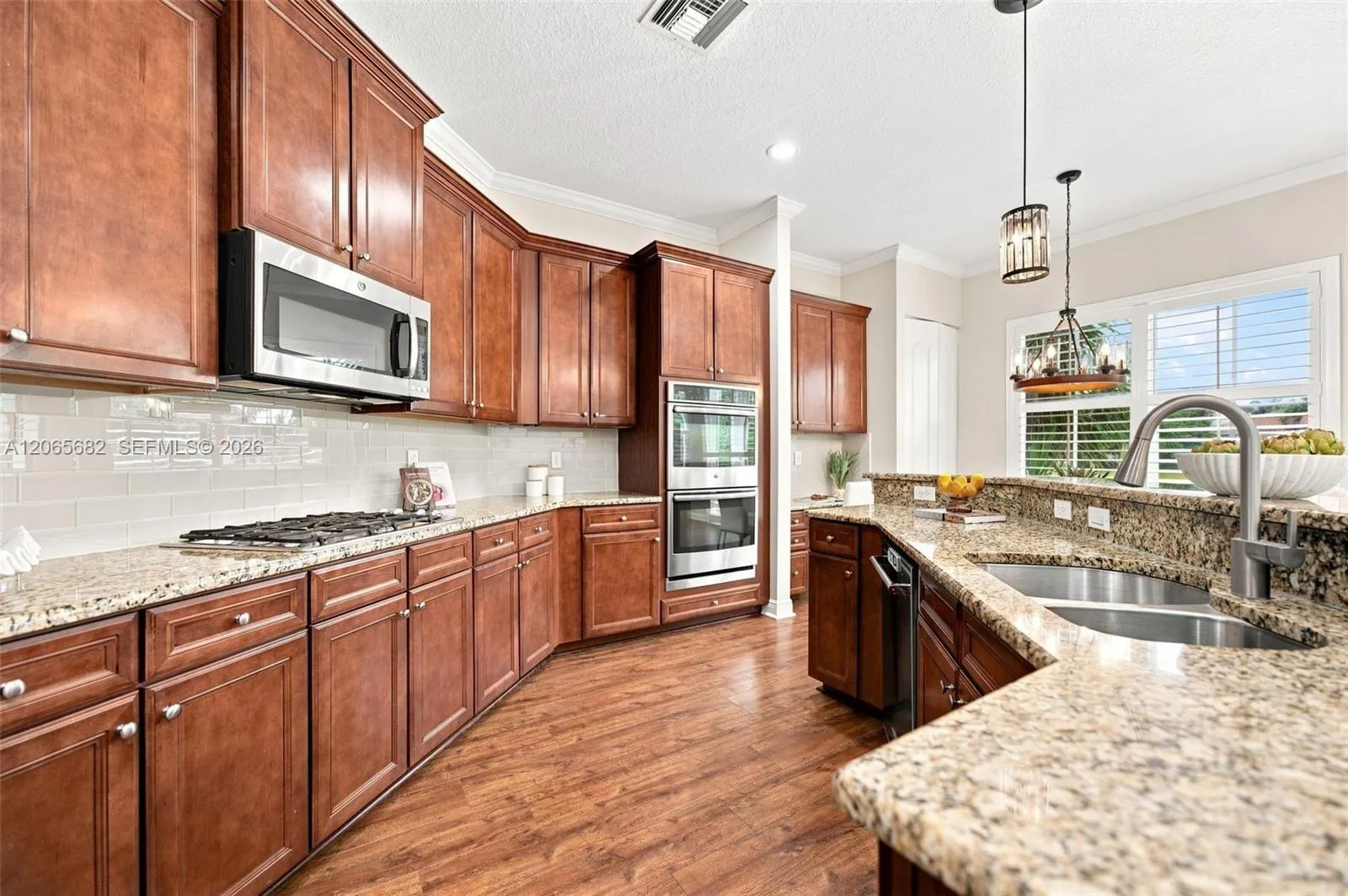 8550 Lakeside Bend