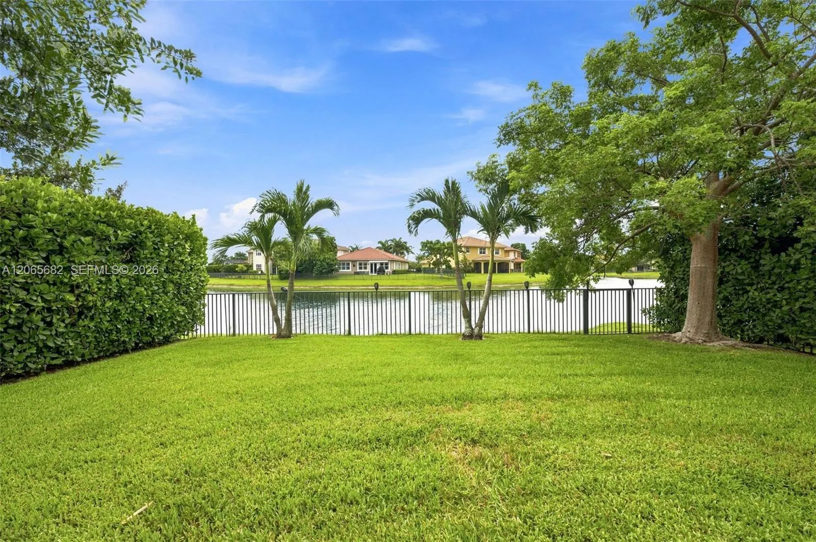 8550 Lakeside Bend