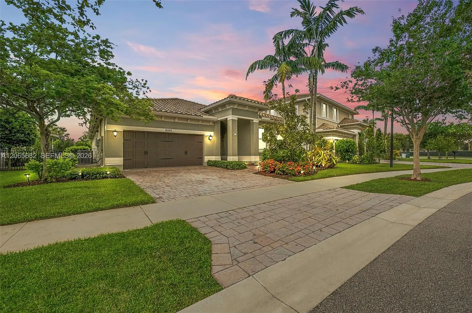 8550 Lakeside Bend