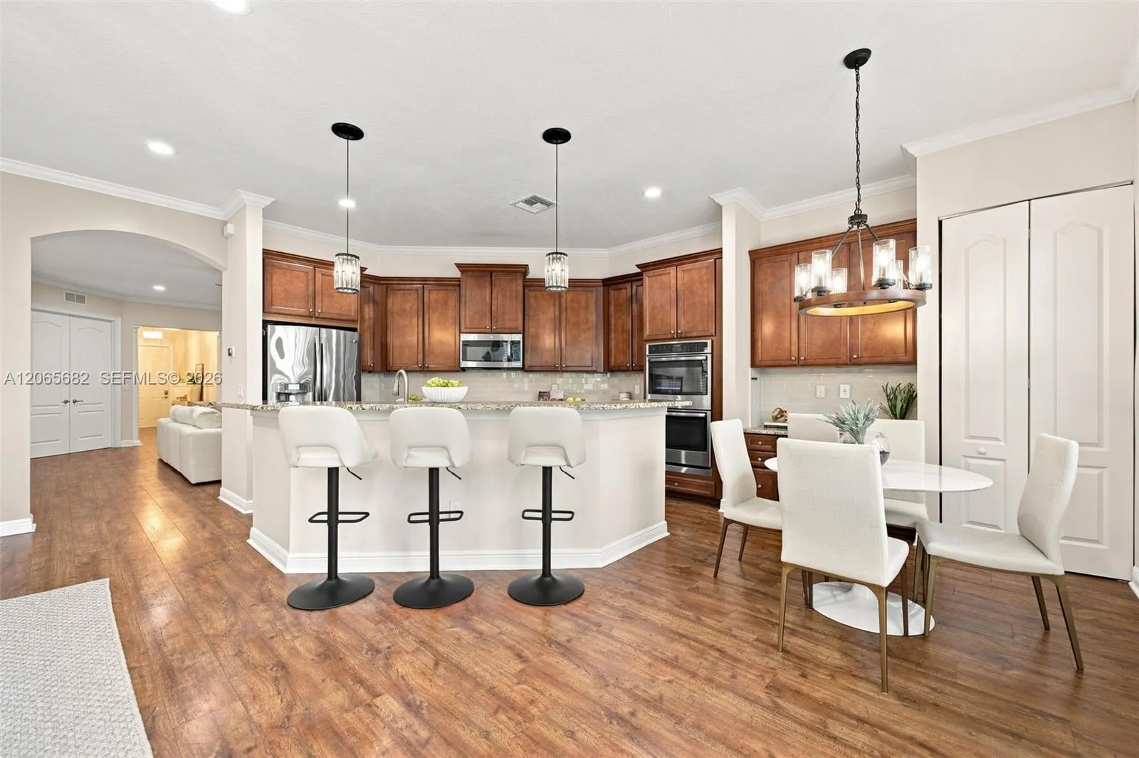 8550 Lakeside Bend