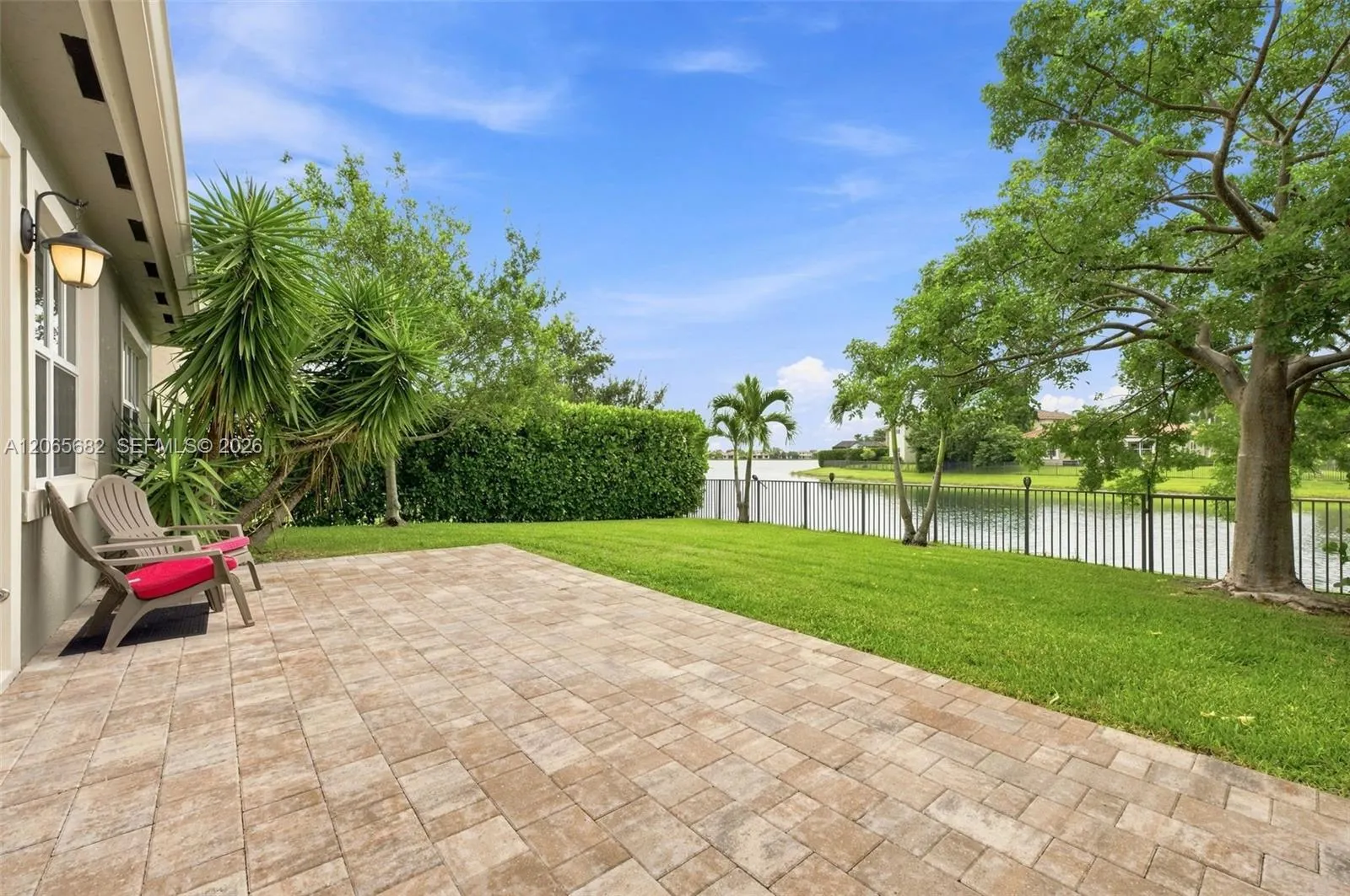 8550 Lakeside Bend