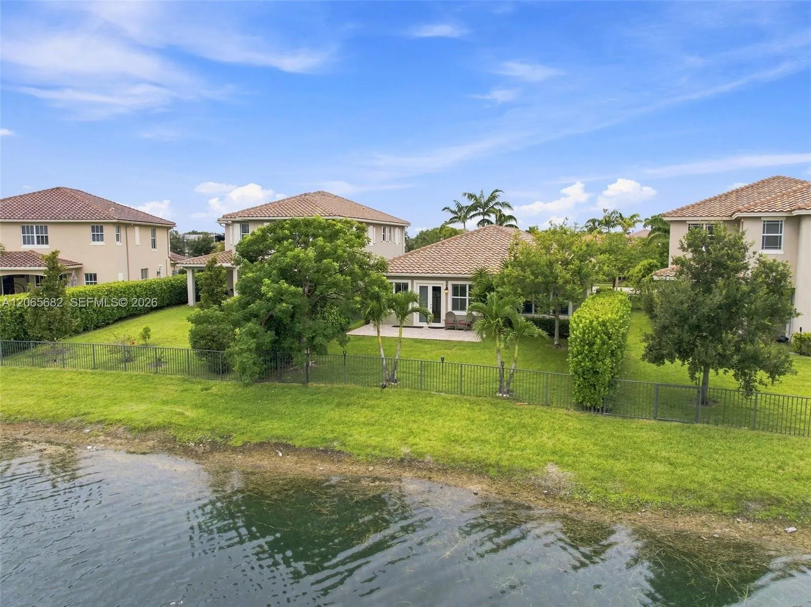 8550 Lakeside Bend