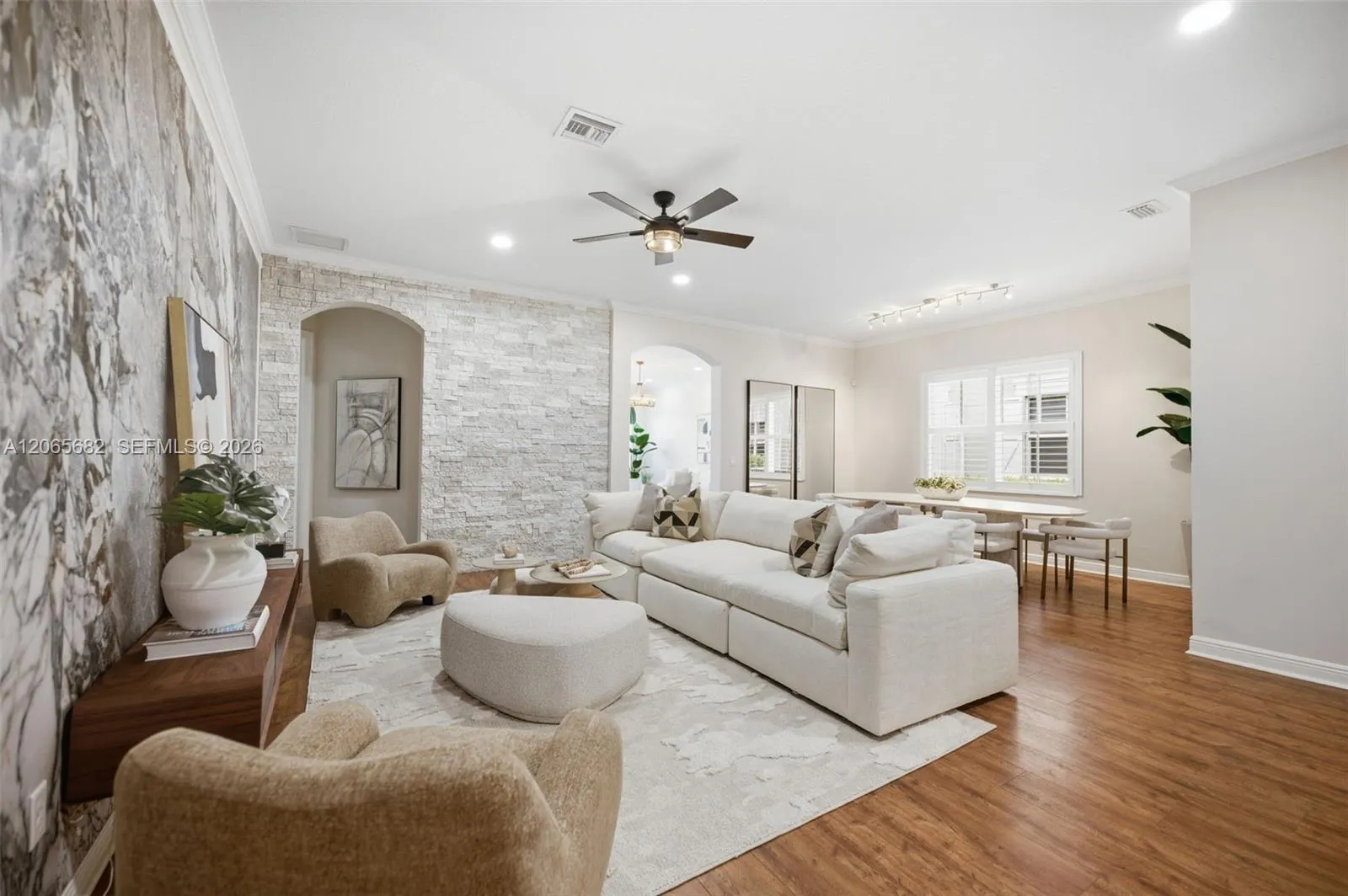 8550 Lakeside Bend
